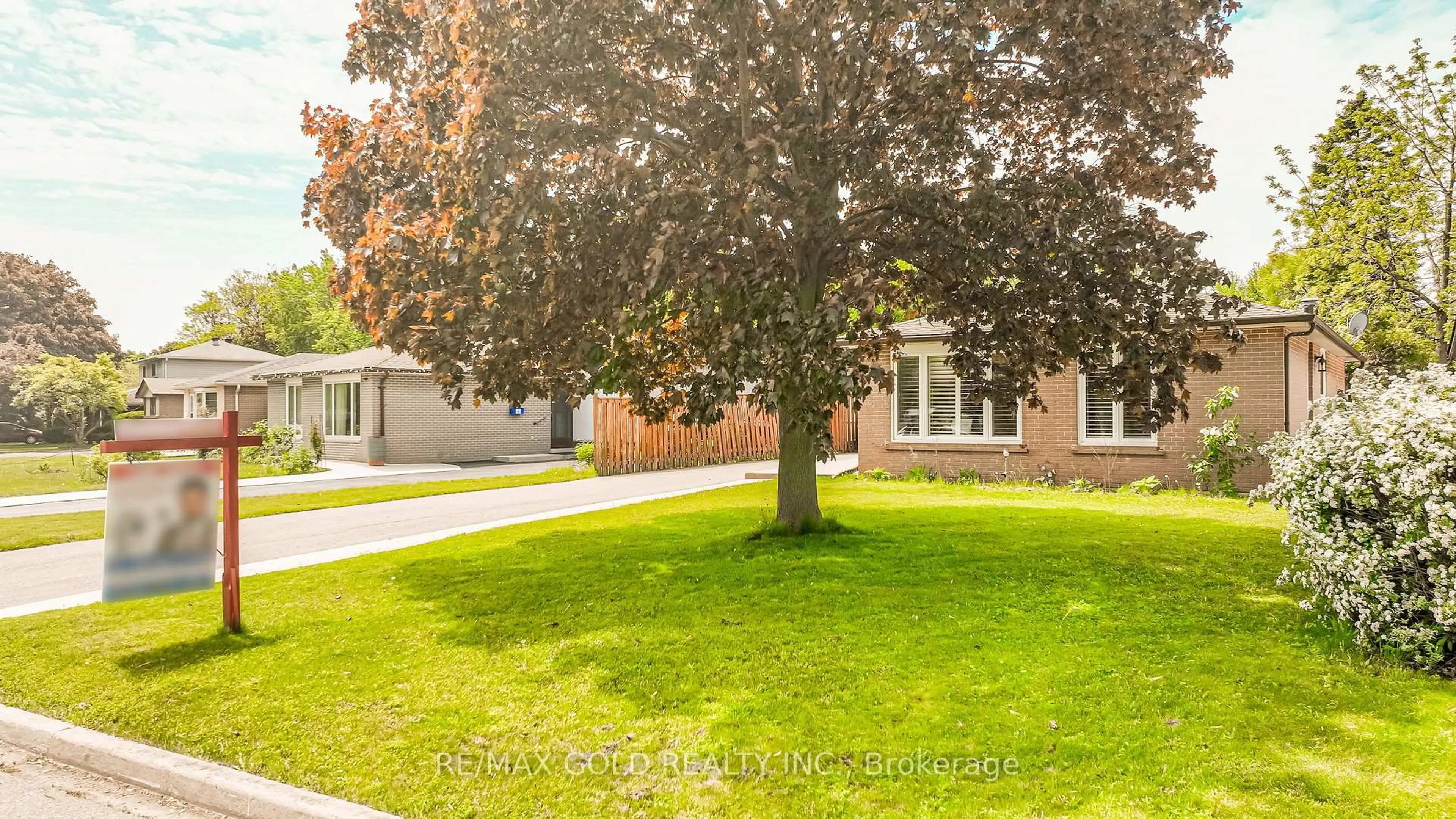 A pic from outside/outdoor area/front of a property/back of a property/a pic from drone, street for 29 Duke Rd, Brampton Ontario L6T 3J9