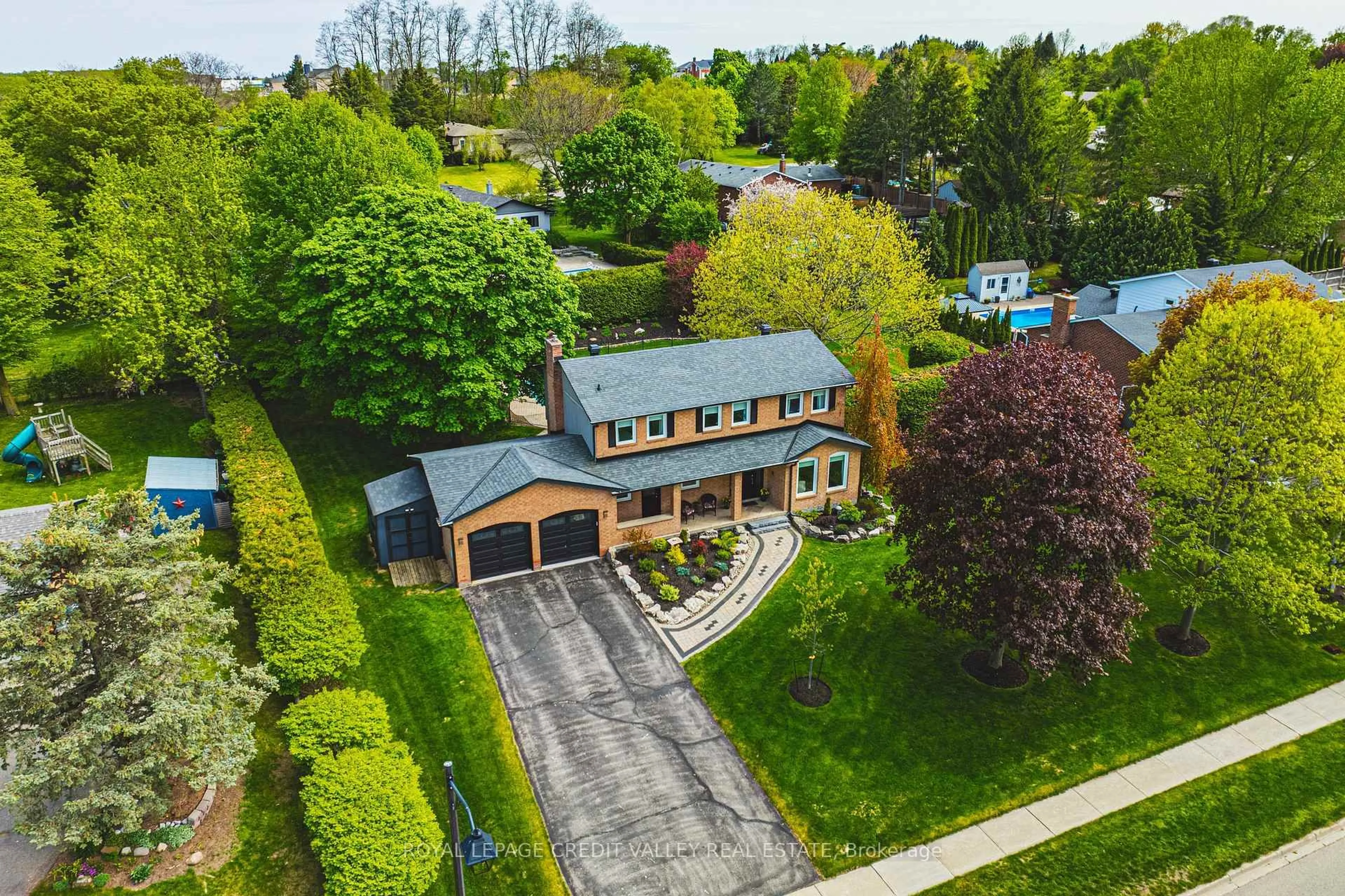A pic from outside/outdoor area/front of a property/back of a property/a pic from drone, street for 5 Valleygreen Cres, Caledon Ontario L7C 1J3