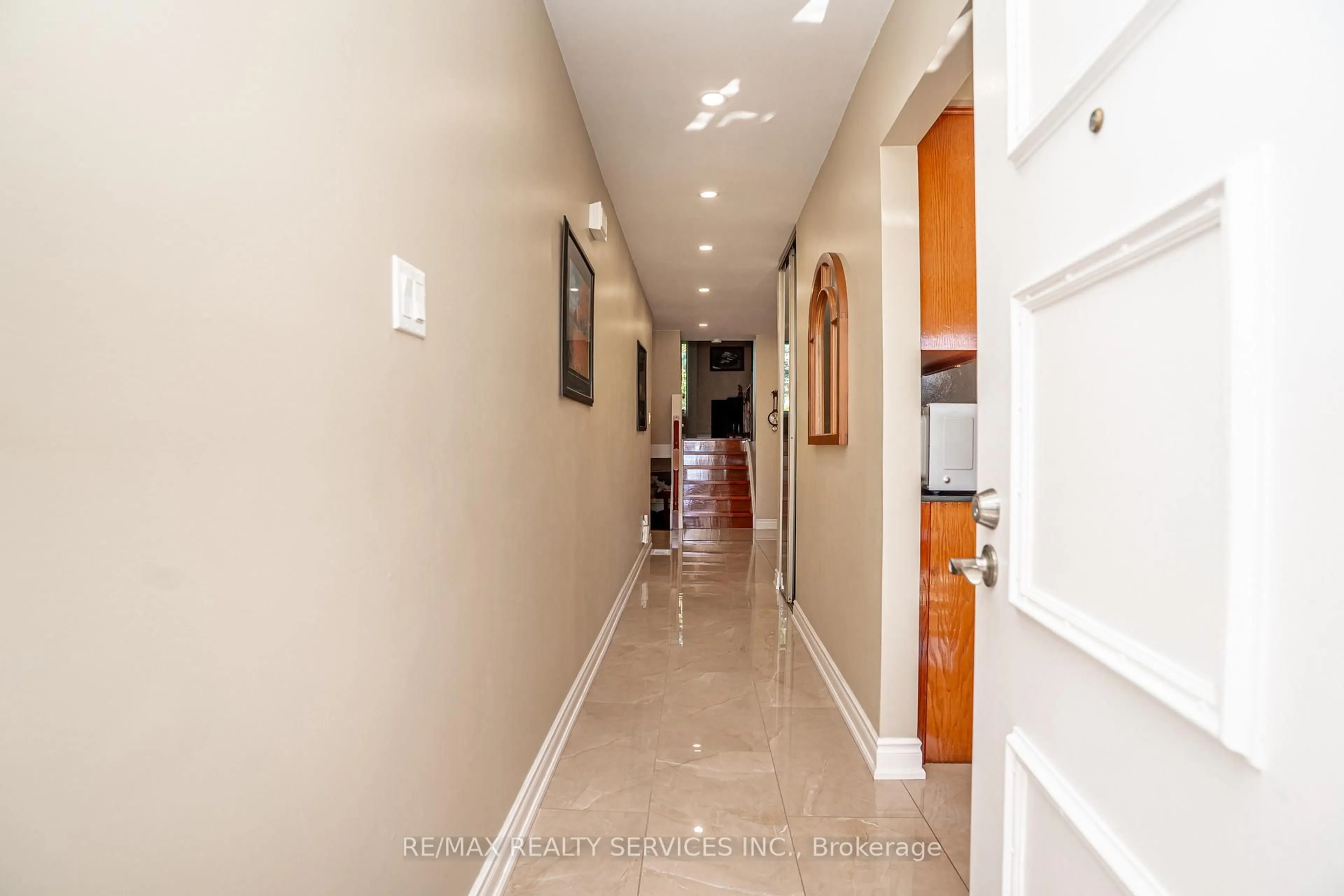 Indoor foyer for 32 Winterfold Dr, Brampton Ontario L6V 3T2