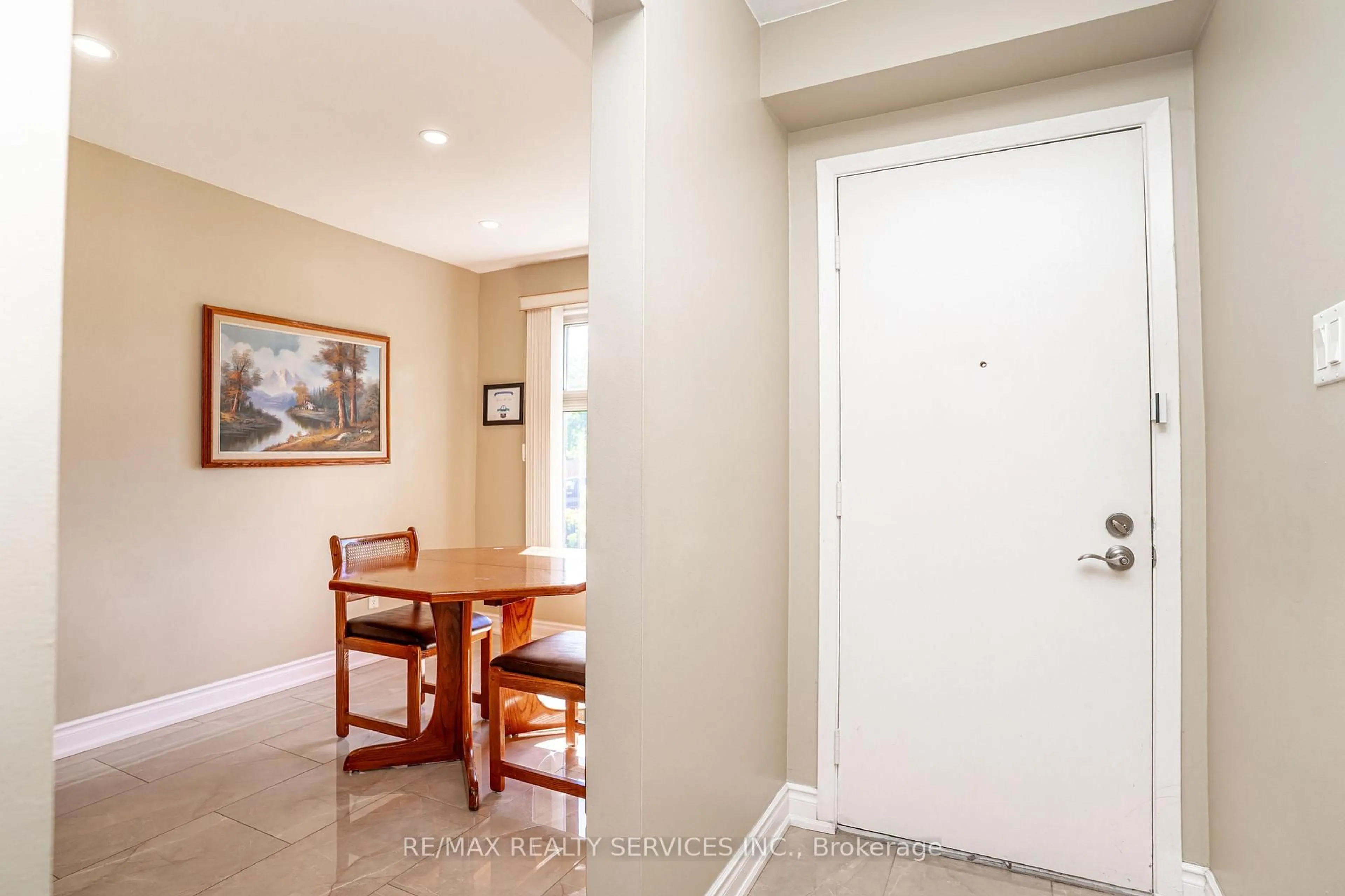 Indoor entryway for 32 Winterfold Dr, Brampton Ontario L6V 3T2