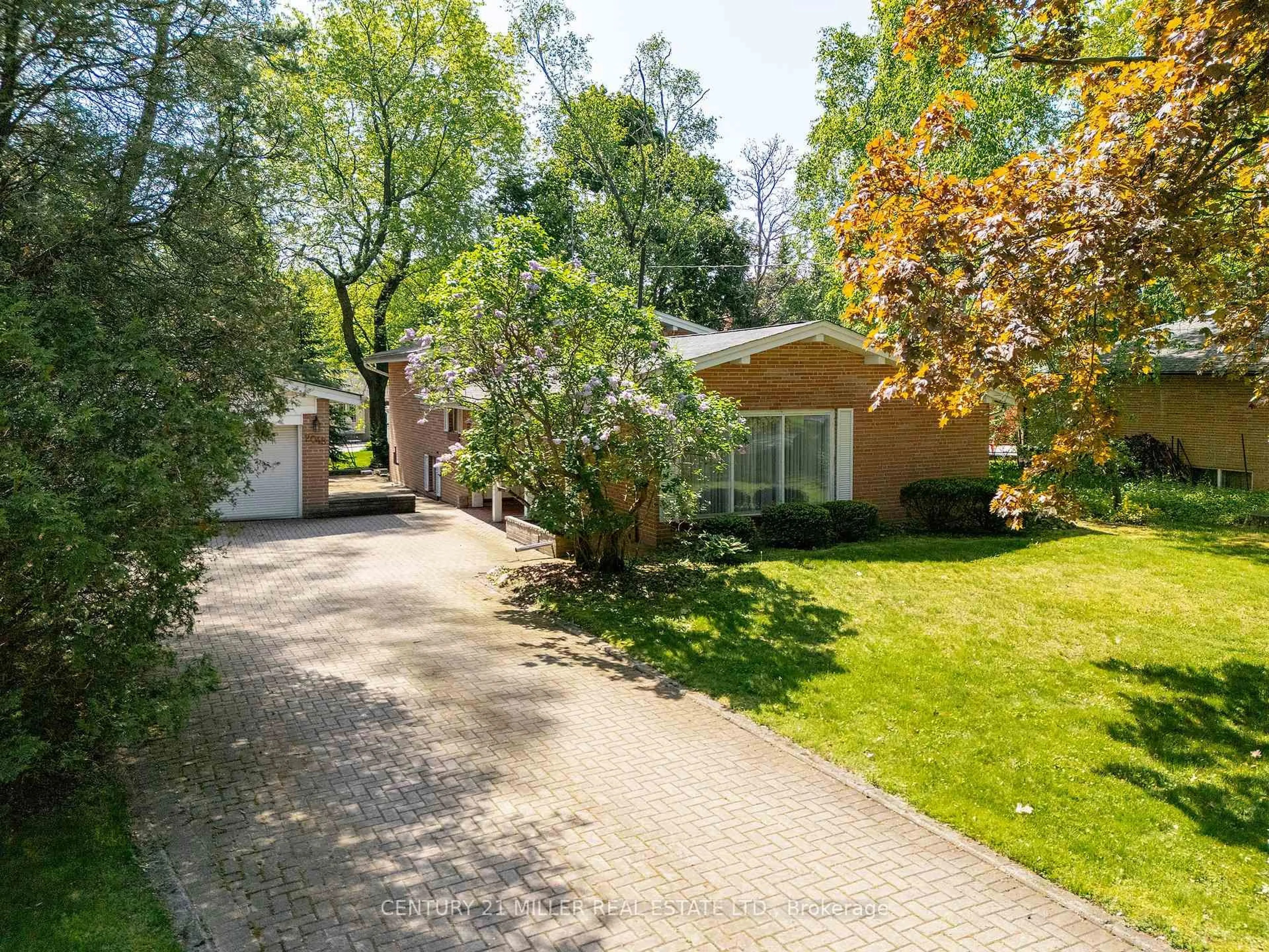 A pic from outside/outdoor area/front of a property/back of a property/a pic from drone, street for 2048 Elmhurst Ave, Oakville Ontario L6J 1X1