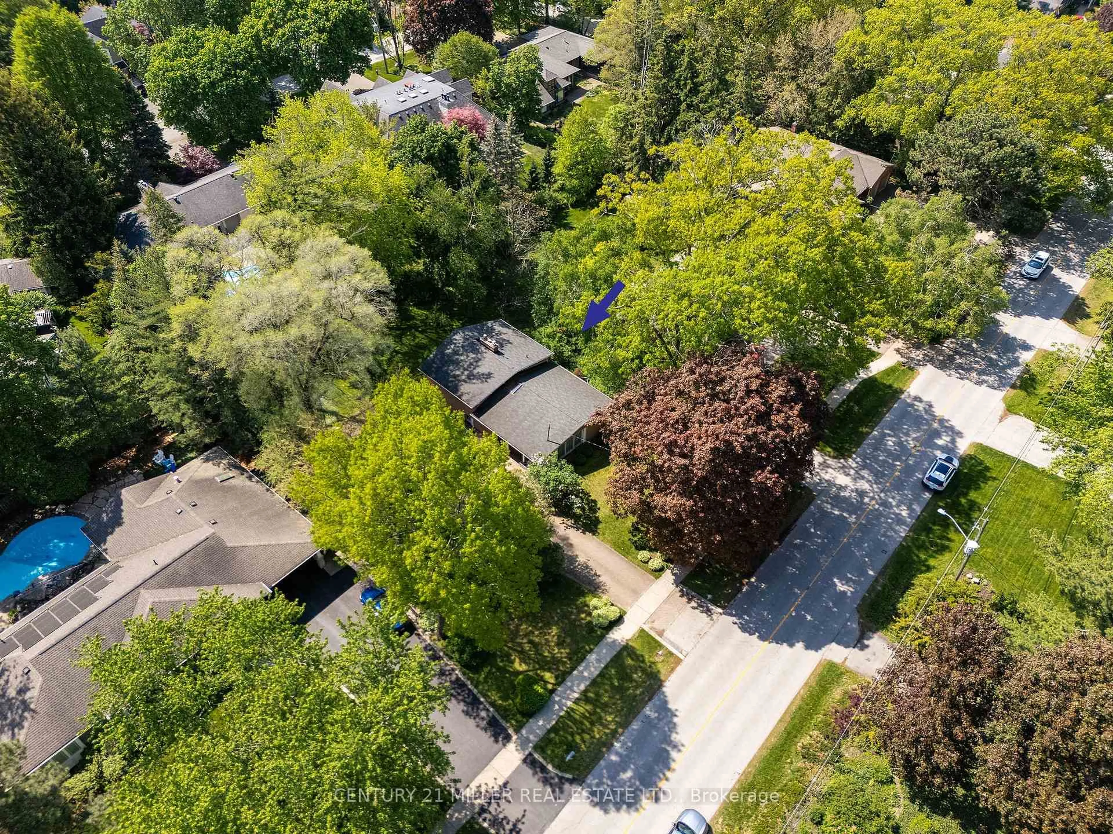 A pic from outside/outdoor area/front of a property/back of a property/a pic from drone, street for 2048 Elmhurst Ave, Oakville Ontario L6J 1X1