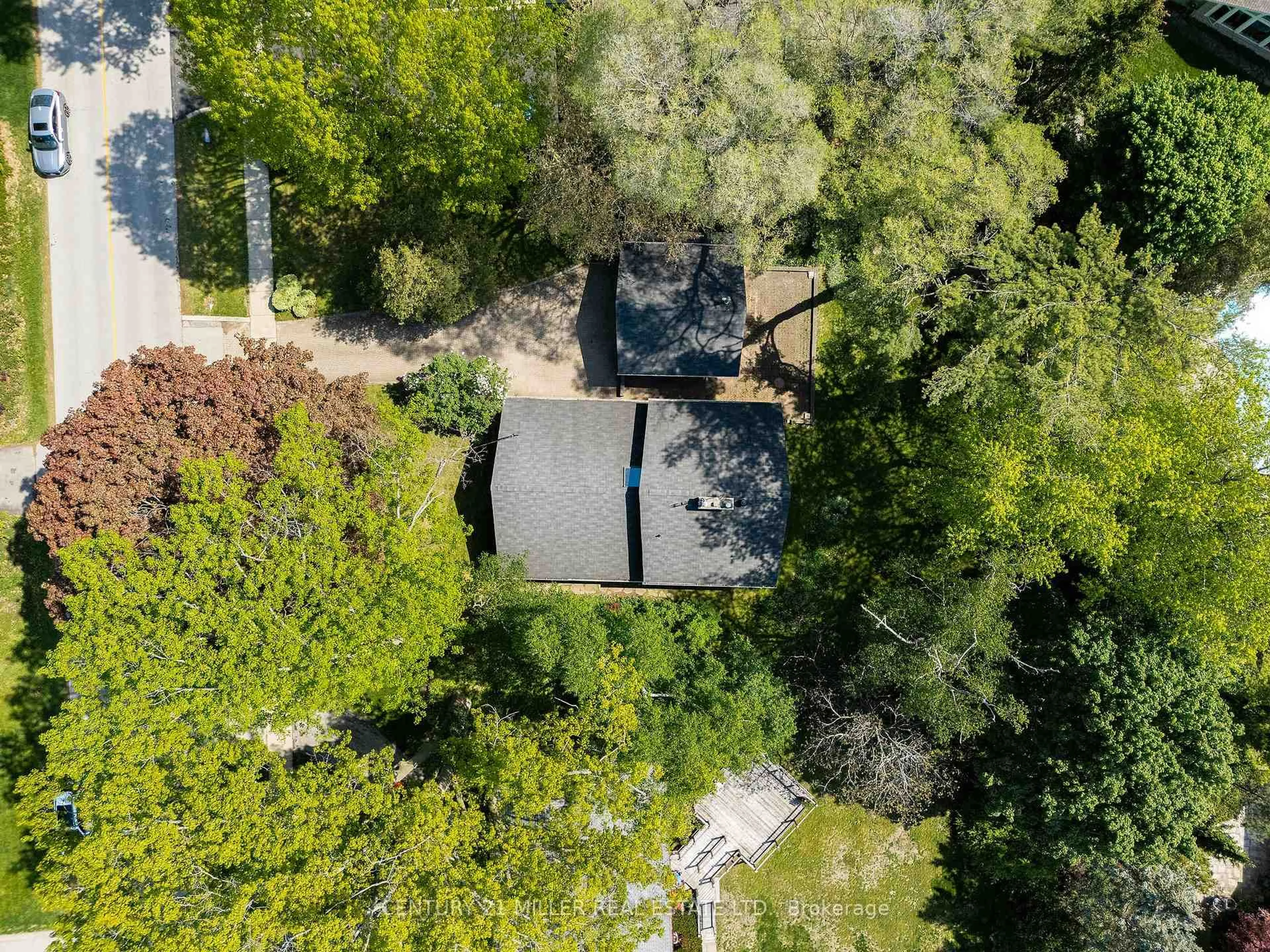 A pic from outside/outdoor area/front of a property/back of a property/a pic from drone, forest/trees view for 2048 Elmhurst Ave, Oakville Ontario L6J 1X1