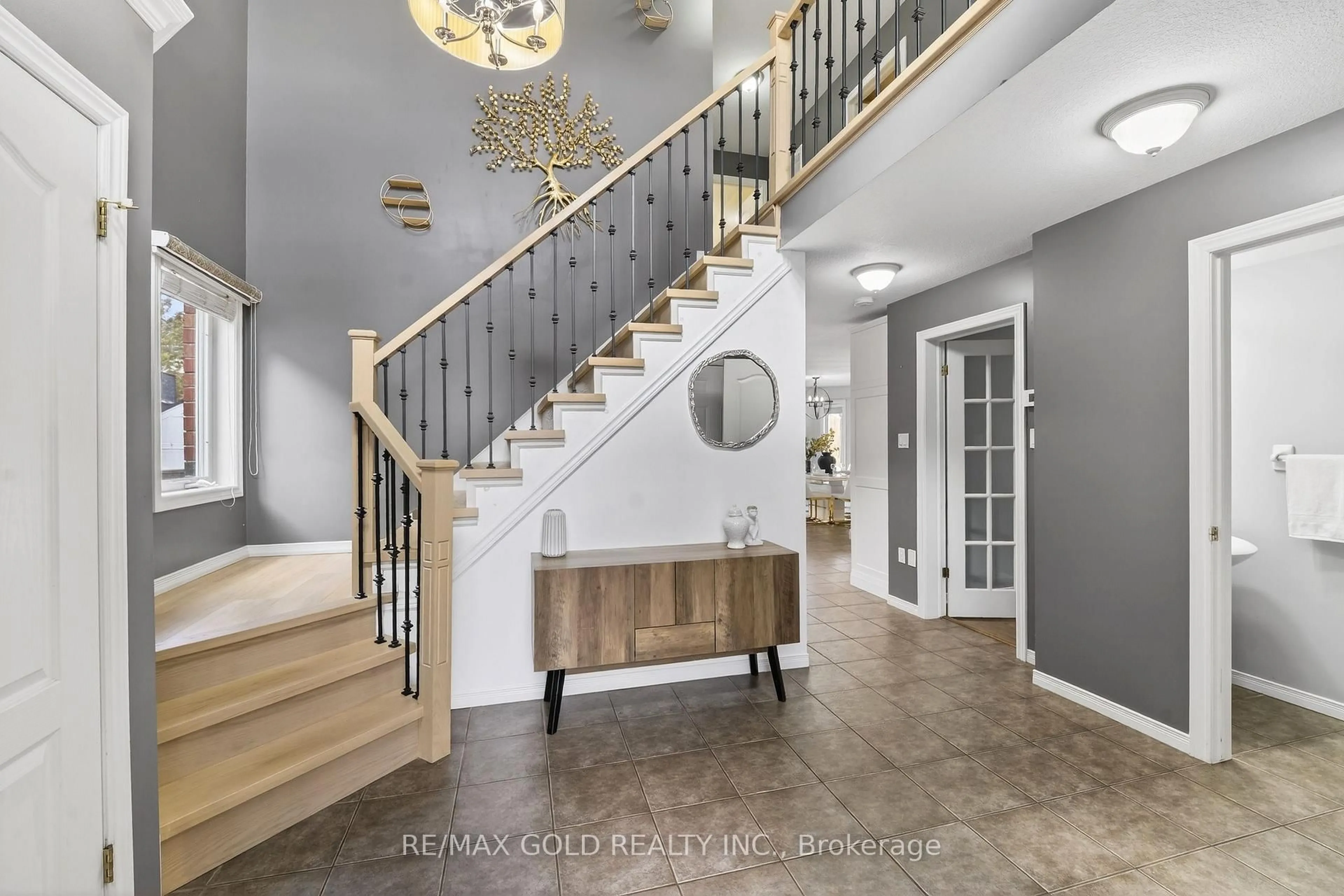 Indoor entryway for 24 MURRAY Crt, Orangeville Ontario L9W 0A1
