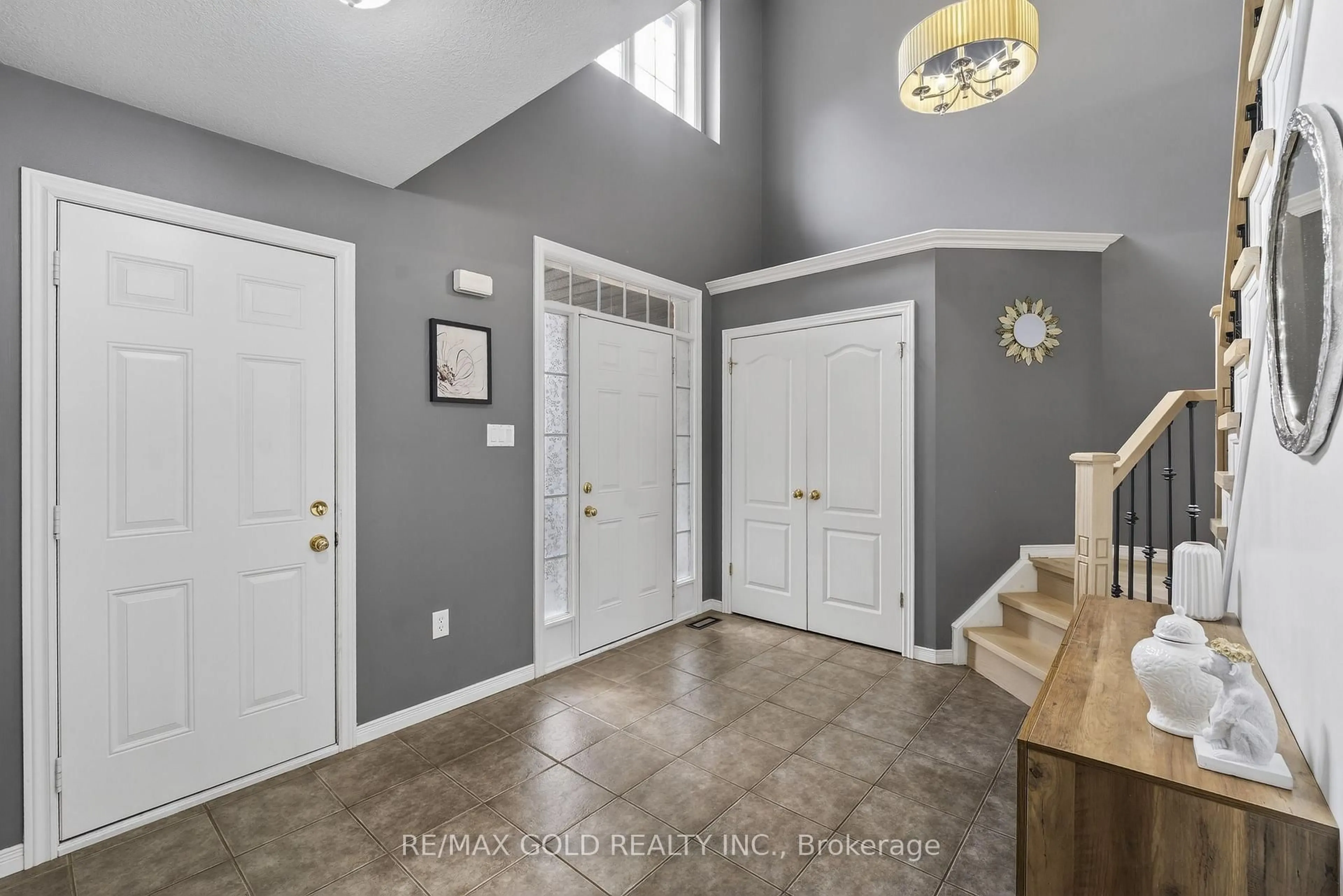 Indoor entryway for 24 MURRAY Crt, Orangeville Ontario L9W 0A1