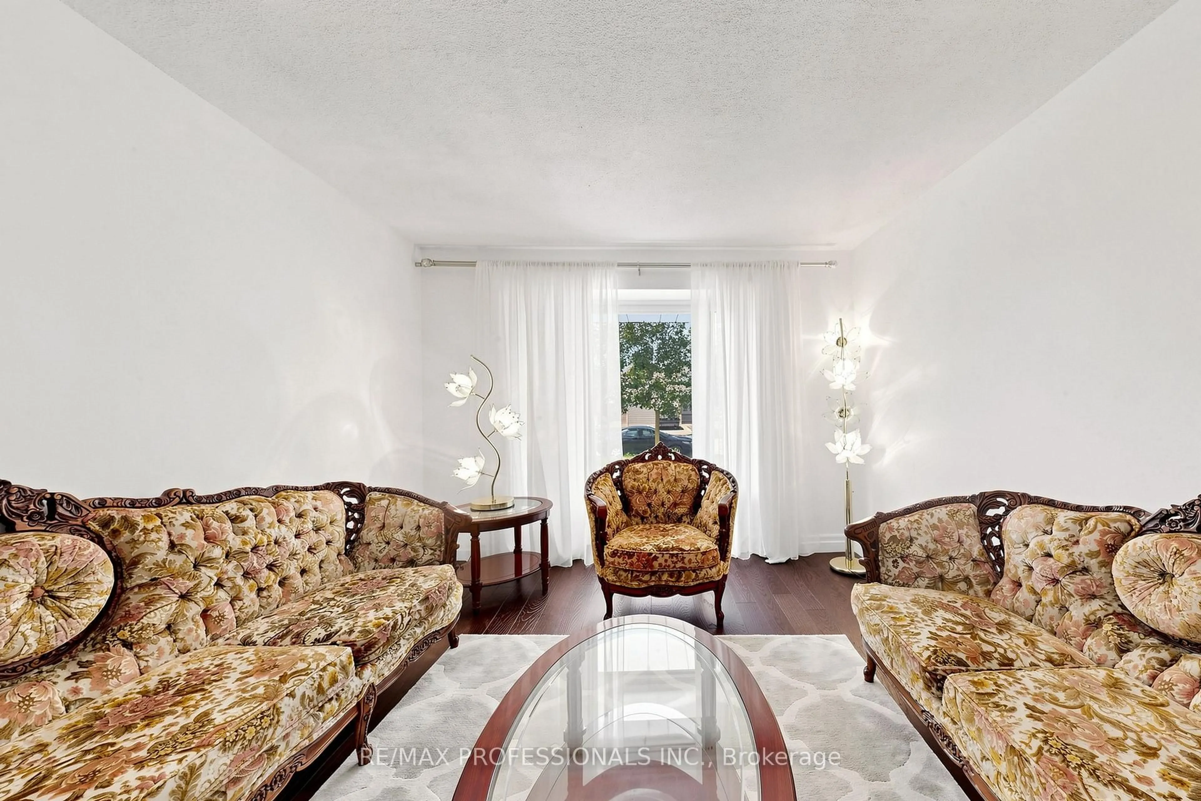 Living room with furniture, unknown for 970 Silversmith Dr, Mississauga Ontario L5V 1E7
