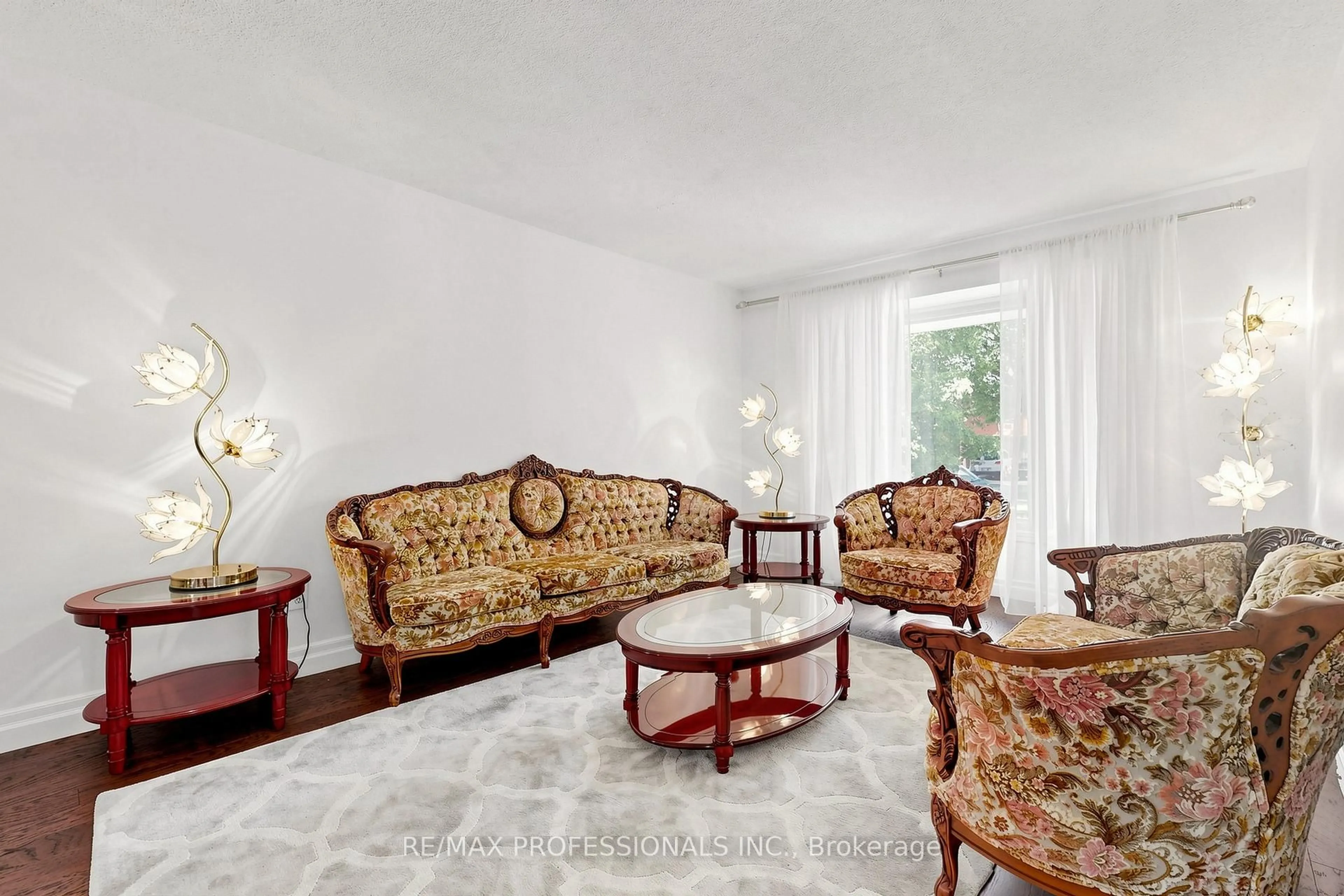 Living room with furniture, unknown for 970 Silversmith Dr, Mississauga Ontario L5V 1E7