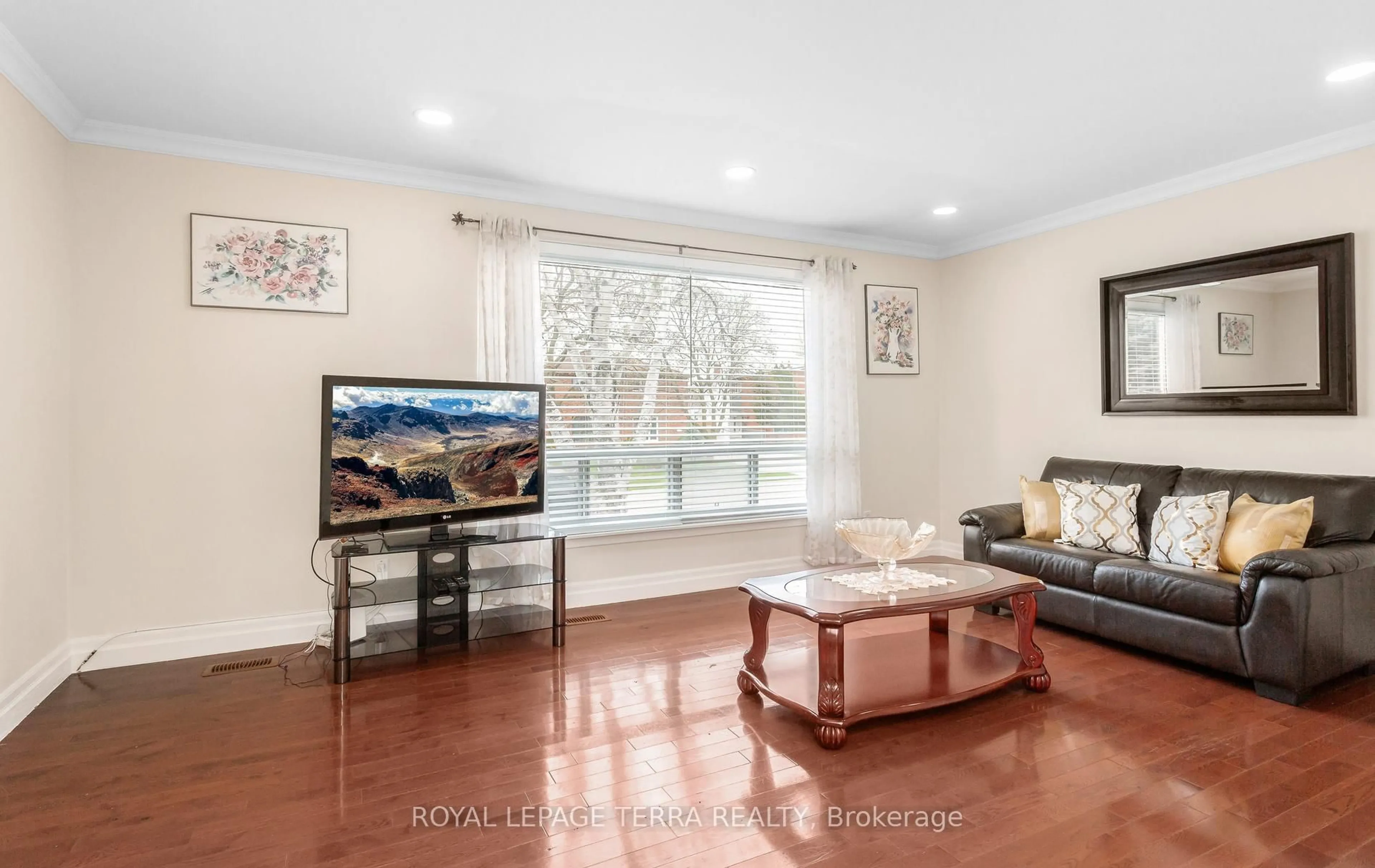 Living room with furniture, unknown for 2475 Brookhurst Rd, Mississauga Ontario L5J 1R4