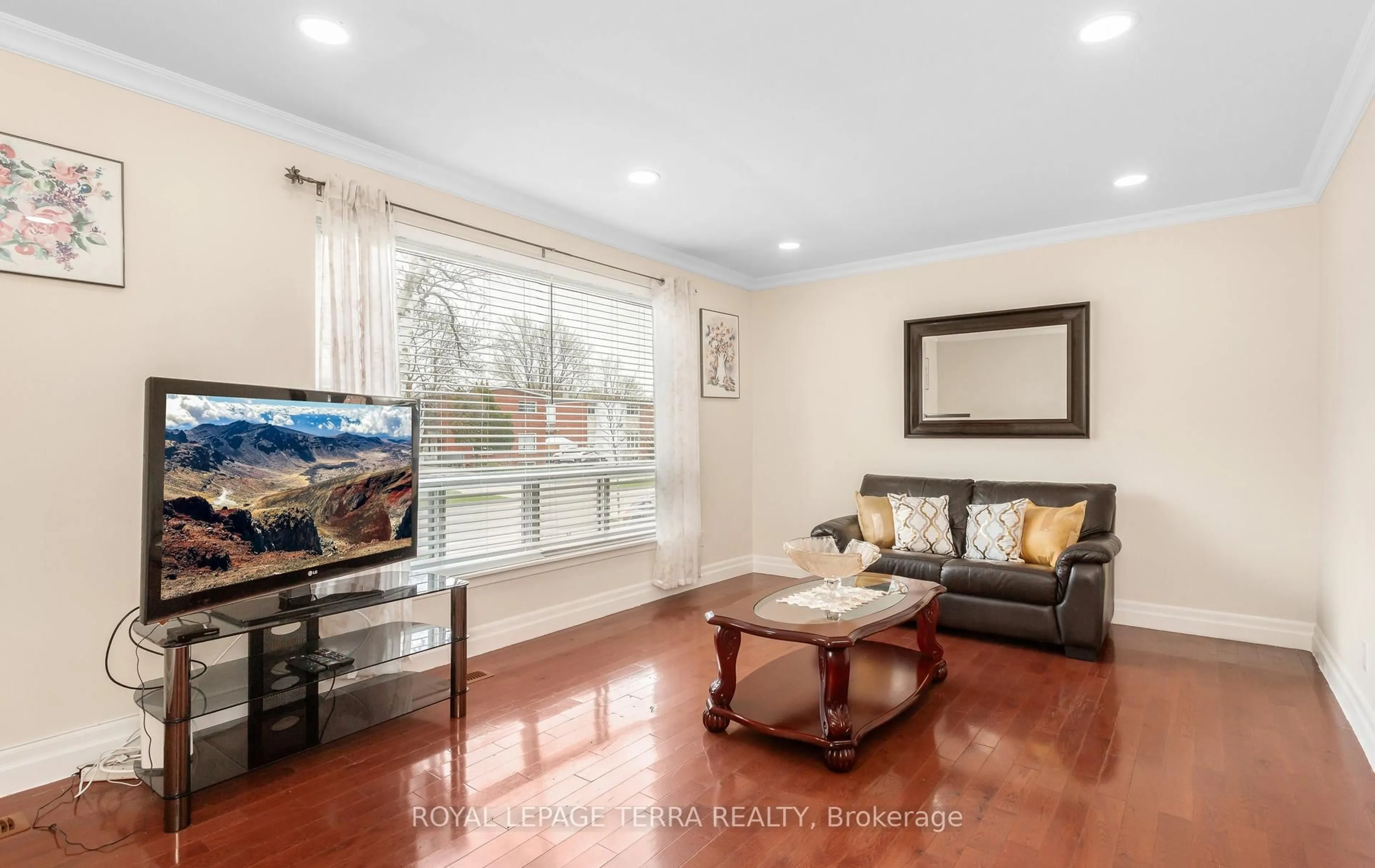 Living room with furniture, unknown for 2475 Brookhurst Rd, Mississauga Ontario L5J 1R4