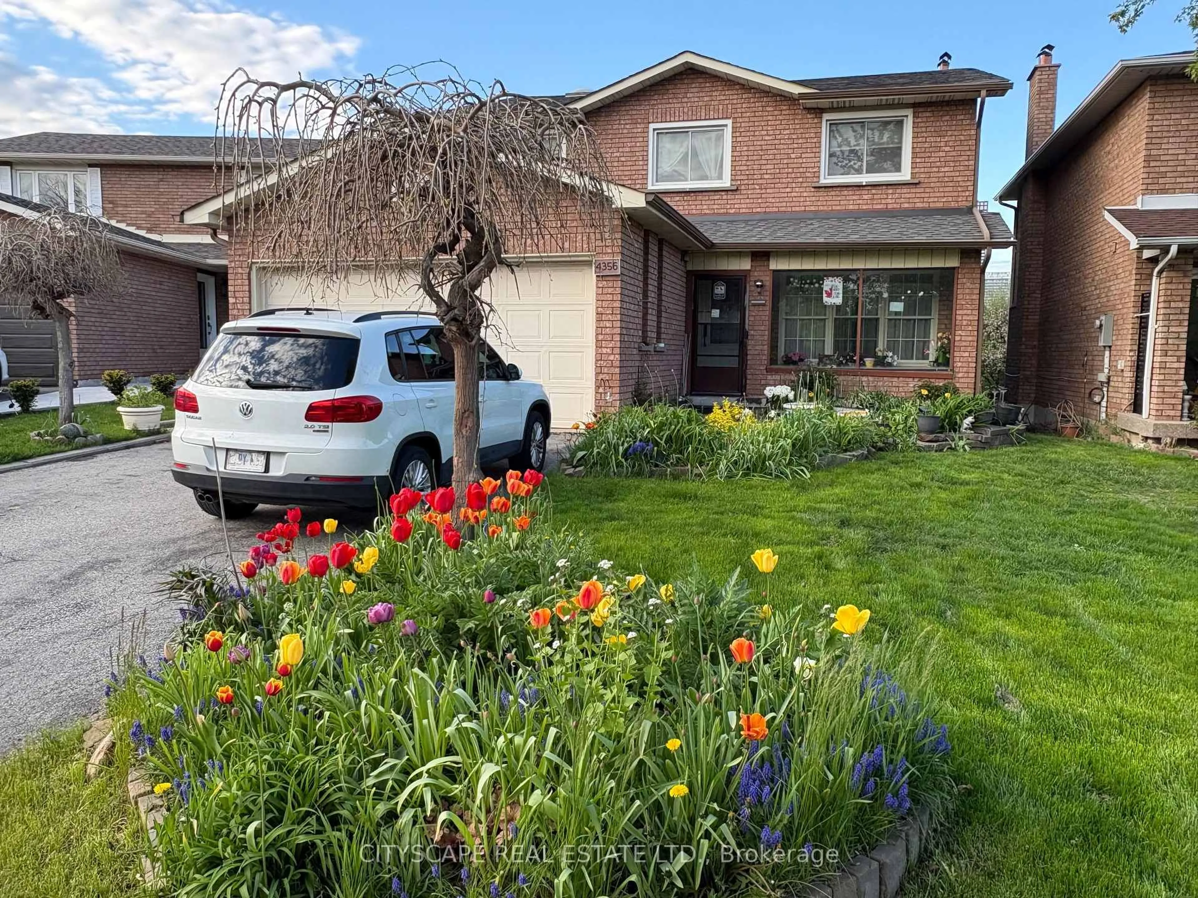 A pic from outside/outdoor area/front of a property/back of a property/a pic from drone, street for 4356 Wakefield Cres, Mississauga Ontario L5C 4N2