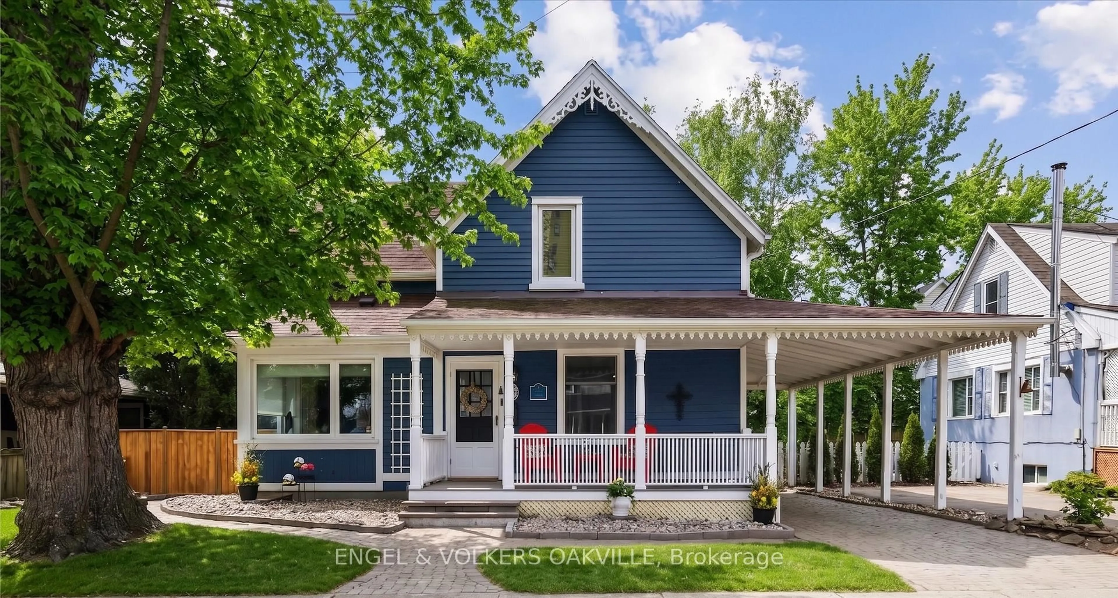 Home with vinyl exterior material, street for 38 John St, Mississauga Ontario L5H 2E6