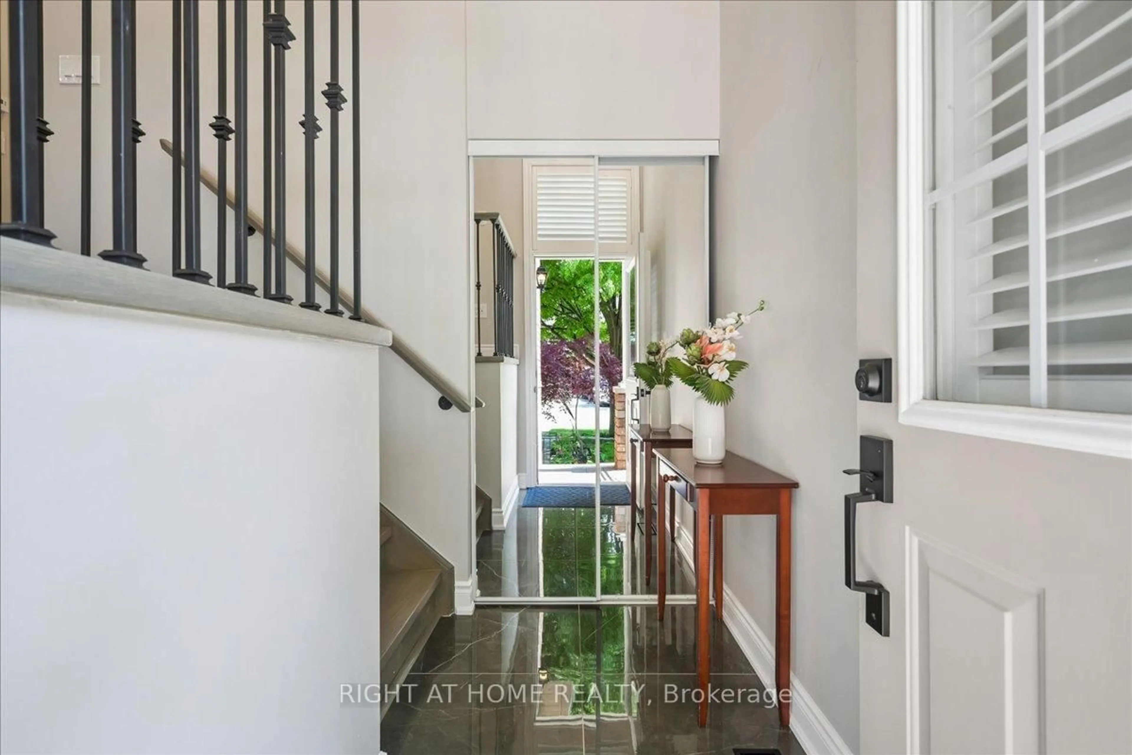 Indoor entryway for 2225 Hummingbird Way, Oakville Ontario L6M 3Z6