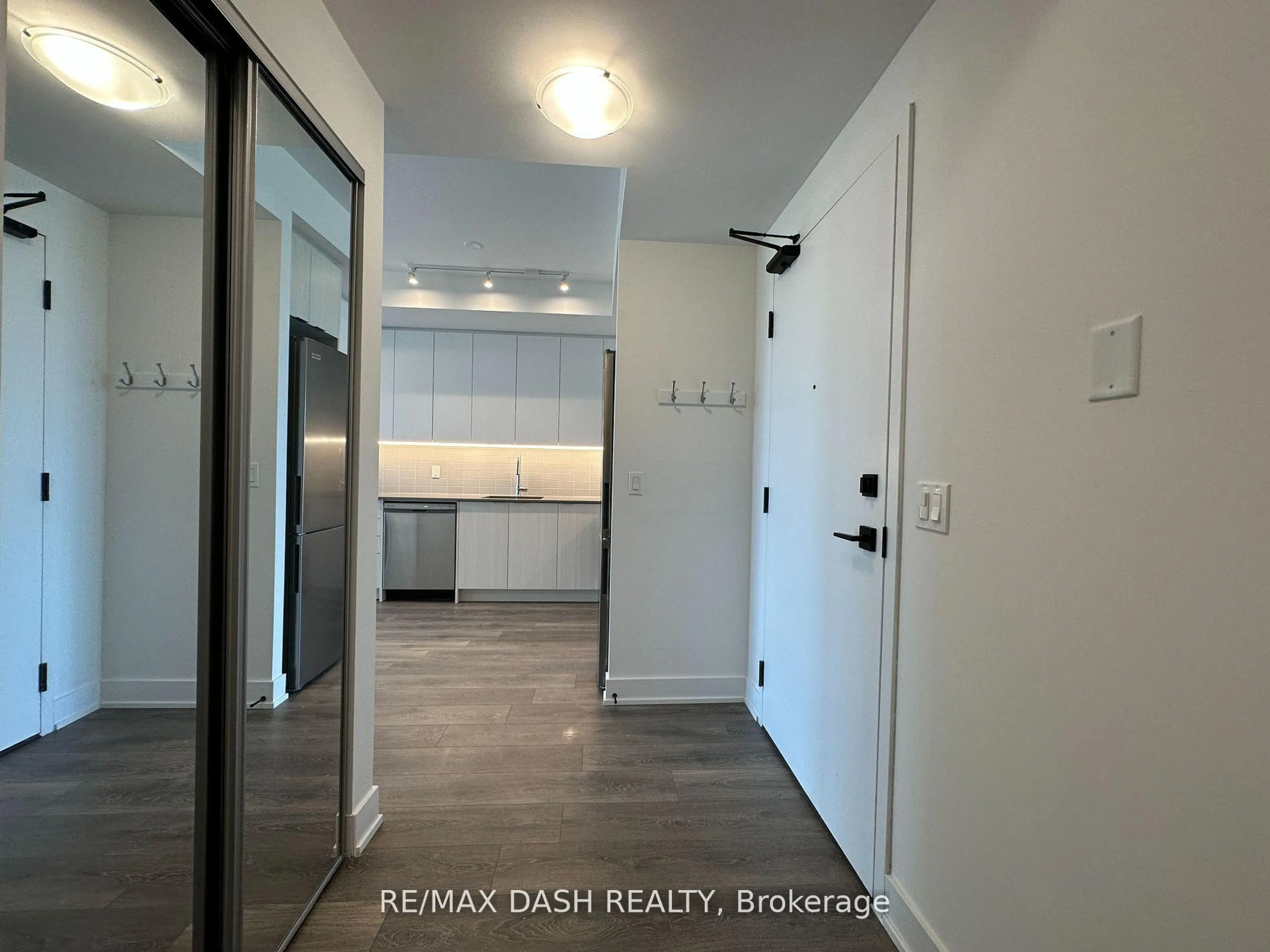 Indoor entryway for 2485 Taunton Rd #621, Oakville Ontario L6H 3R8