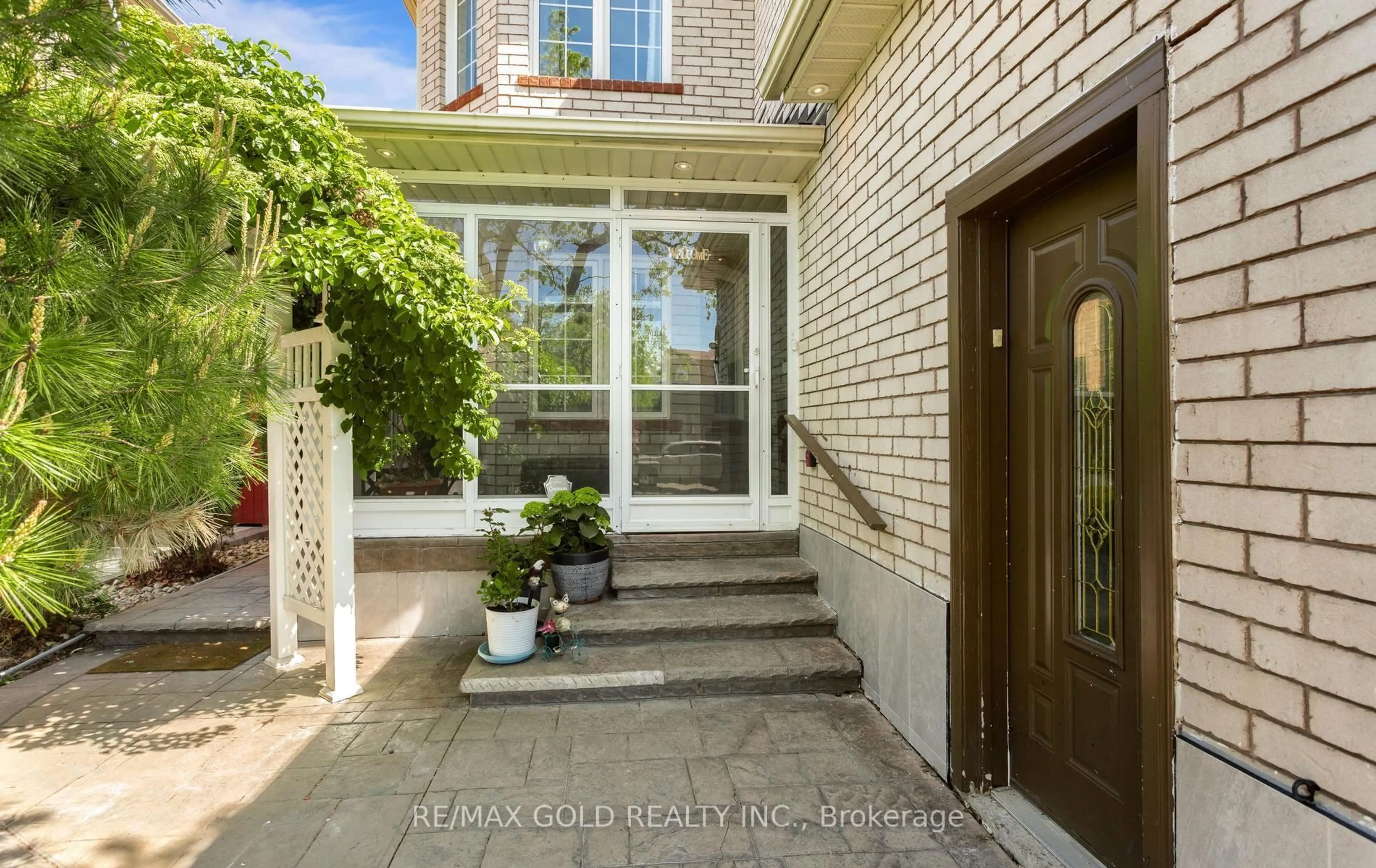 Indoor entryway for 702 Twain Ave, Mississauga Ontario L5W 1K7