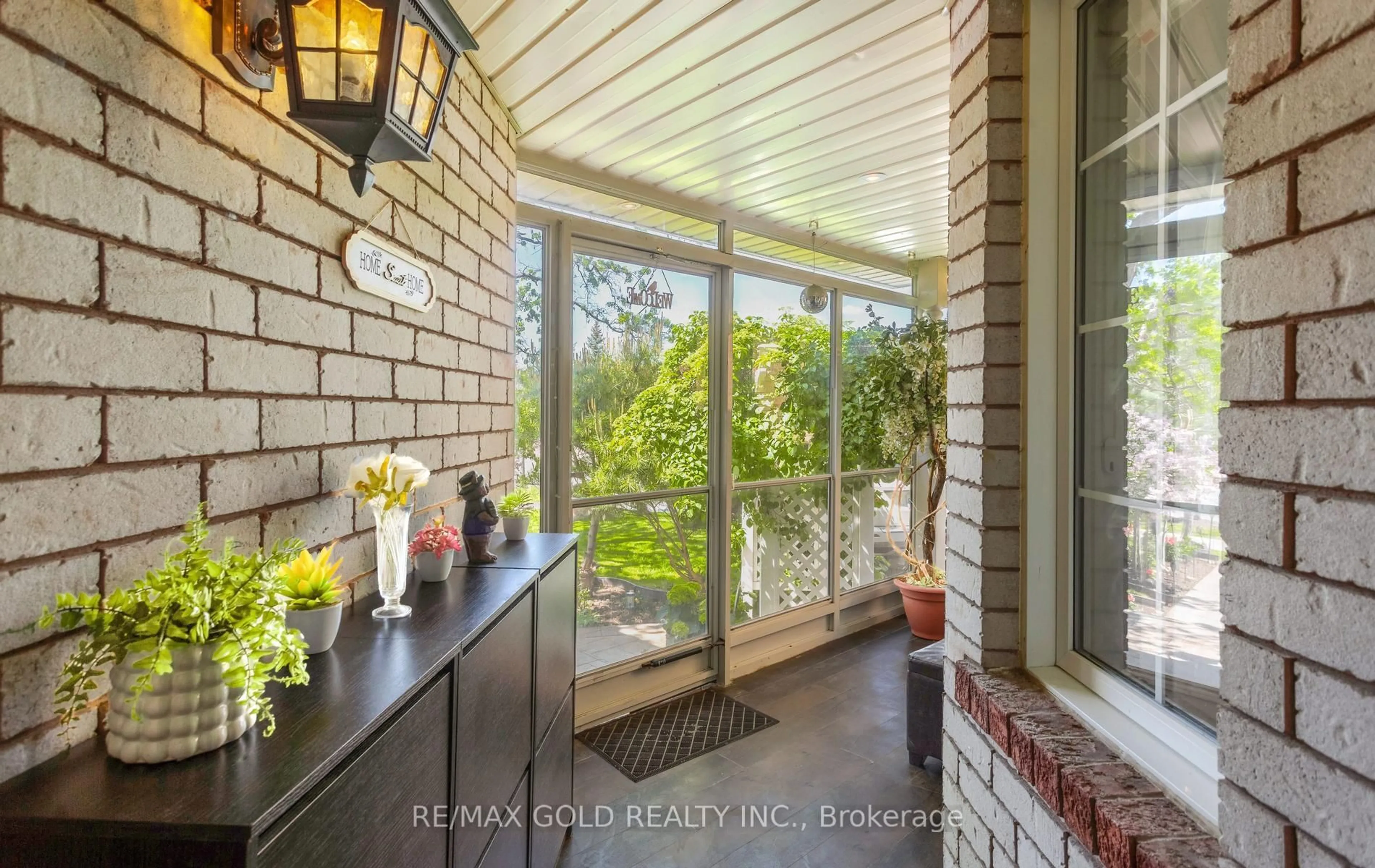 Indoor entryway for 702 Twain Ave, Mississauga Ontario L5W 1K7