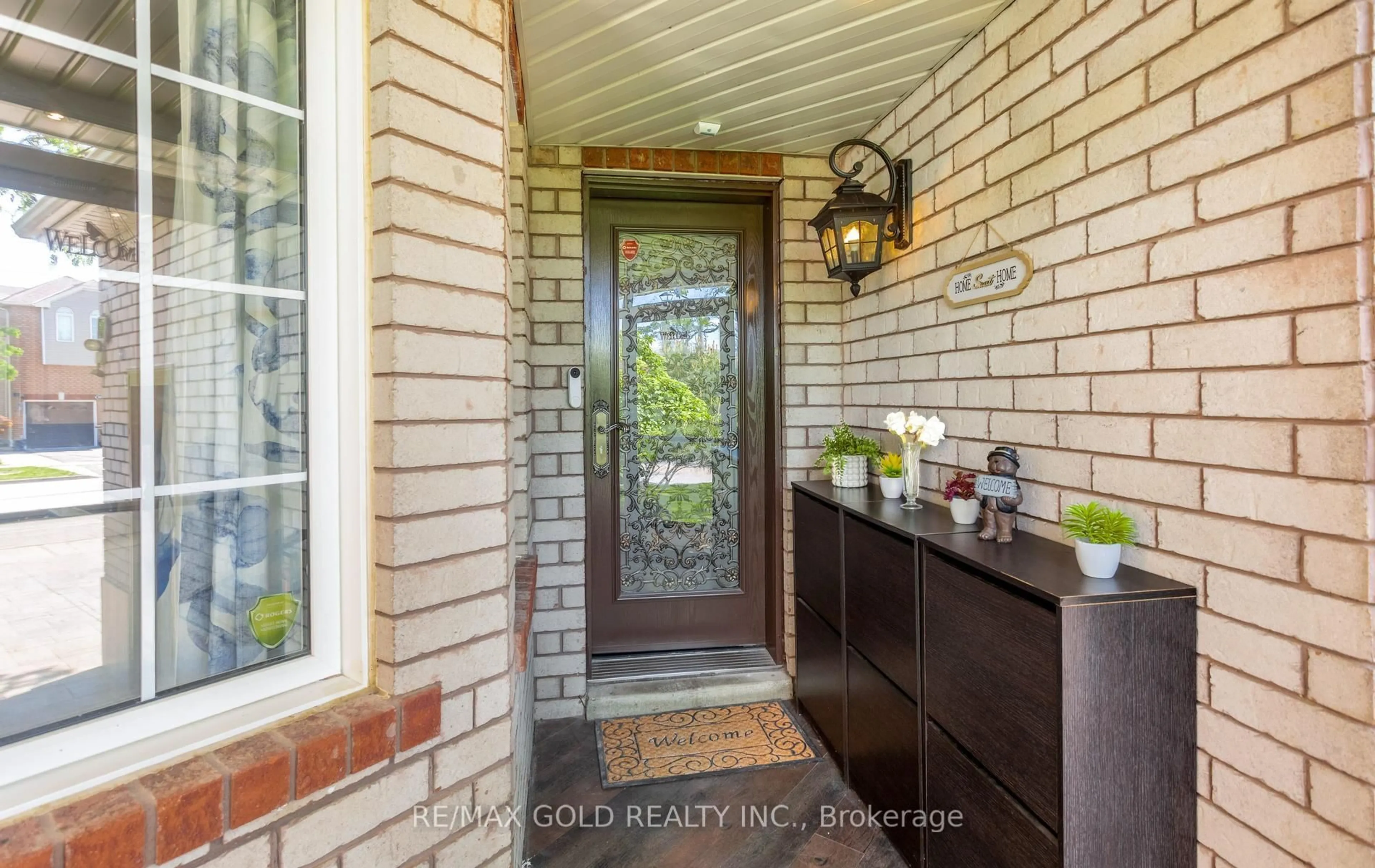 Indoor entryway for 702 Twain Ave, Mississauga Ontario L5W 1K7