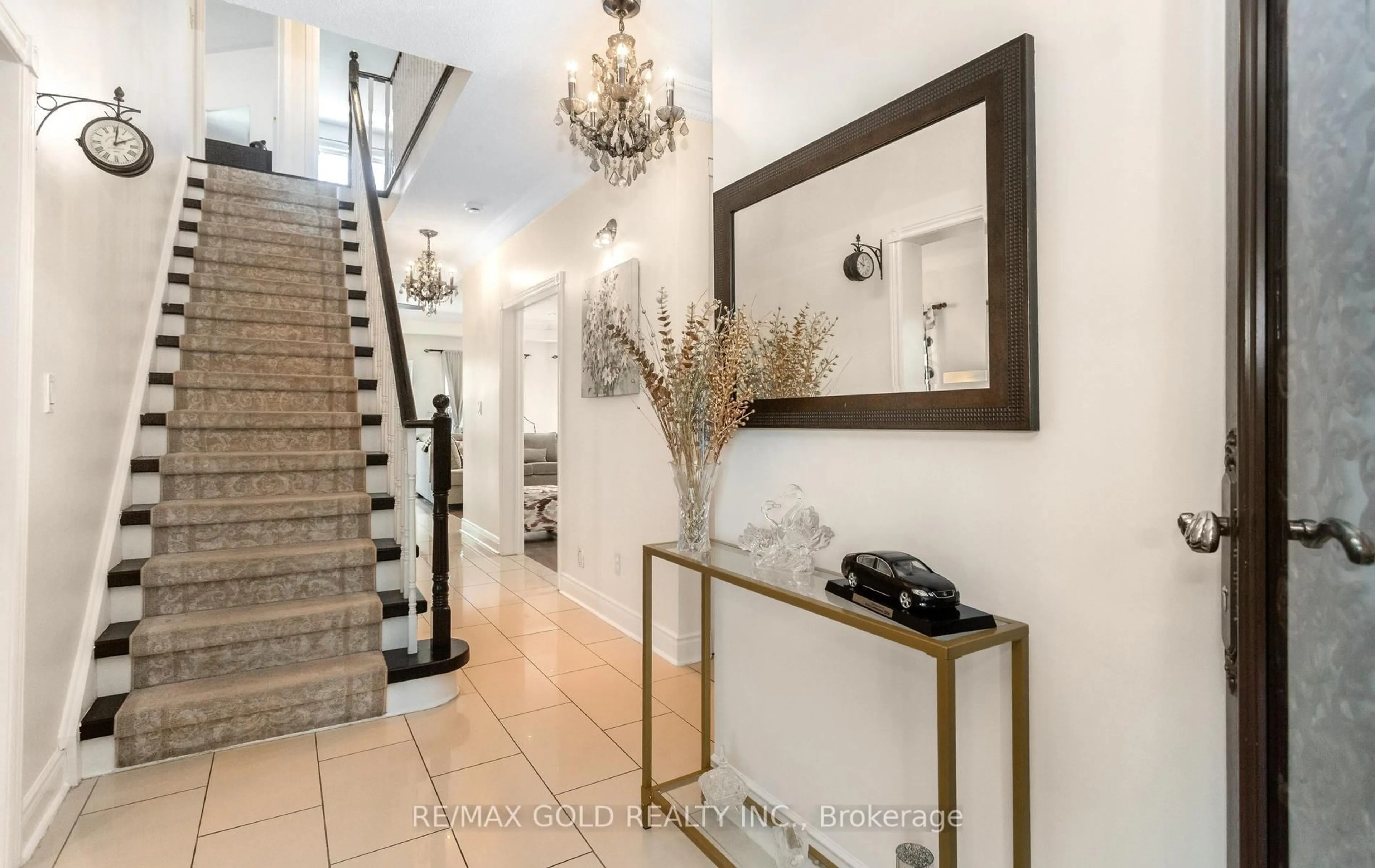 Indoor entryway for 702 Twain Ave, Mississauga Ontario L5W 1K7