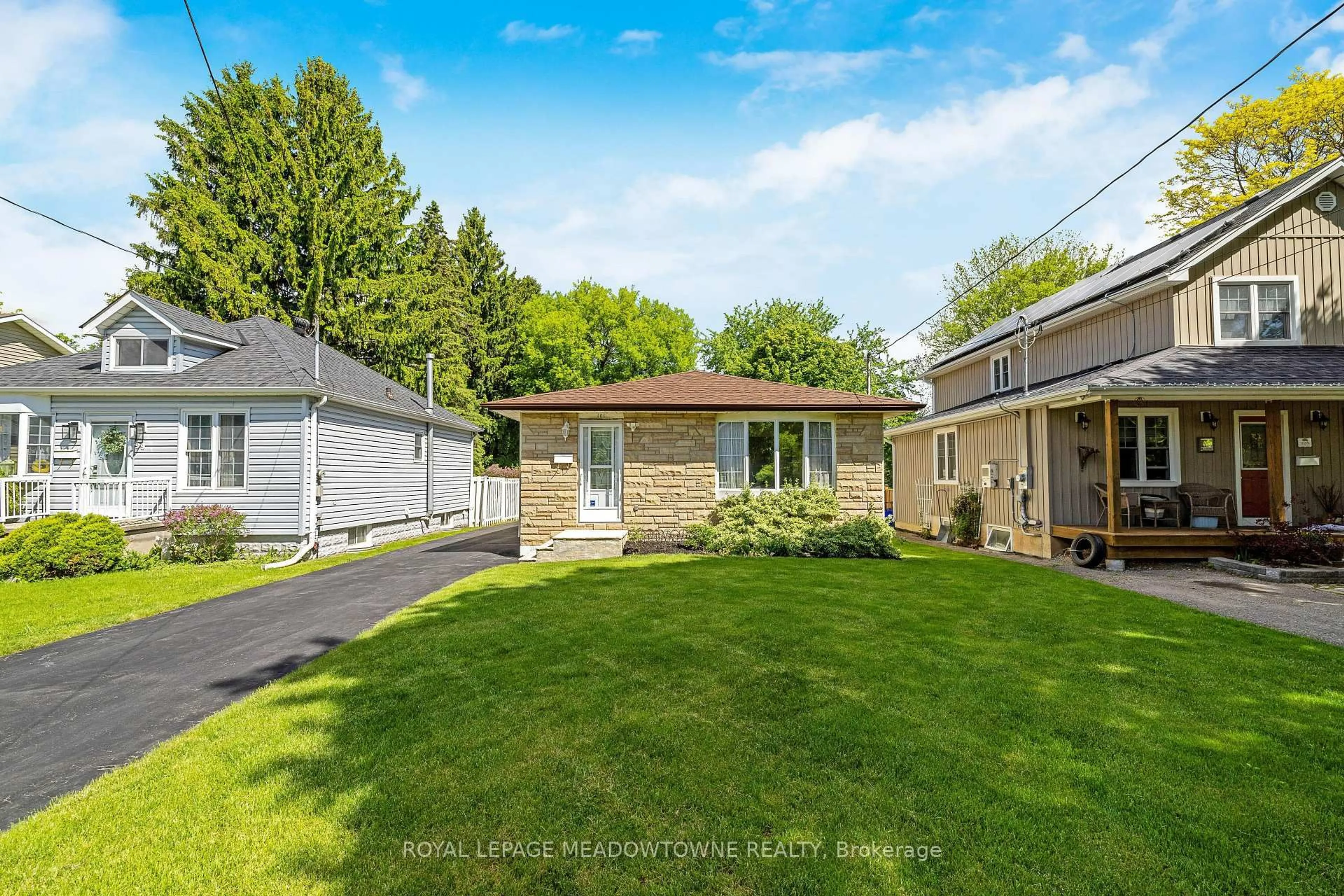 A pic from outside/outdoor area/front of a property/back of a property/a pic from drone, street for 101 King St, Halton Hills Ontario L7G 2G8