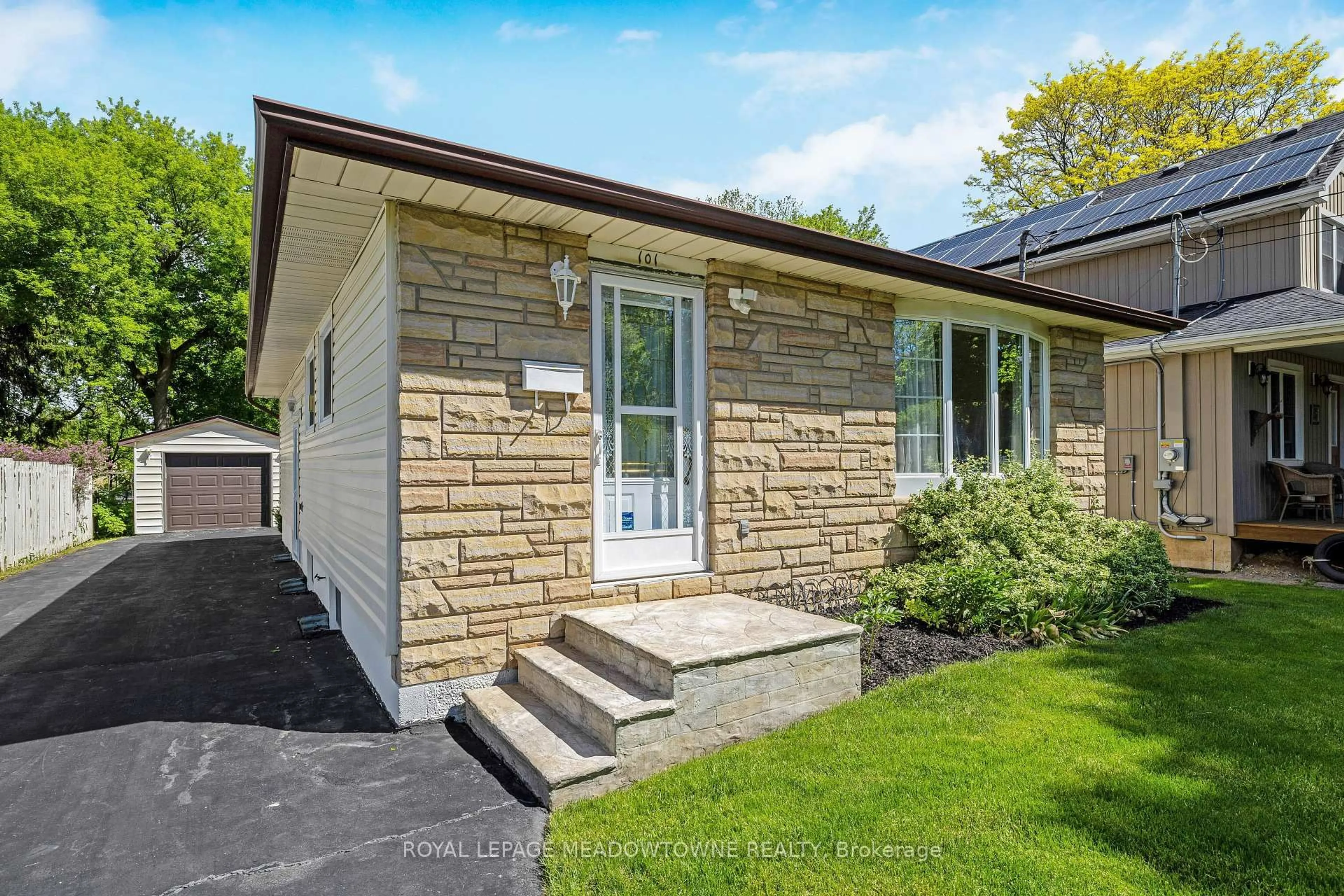Home with brick exterior material, street for 101 King St, Halton Hills Ontario L7G 2G8