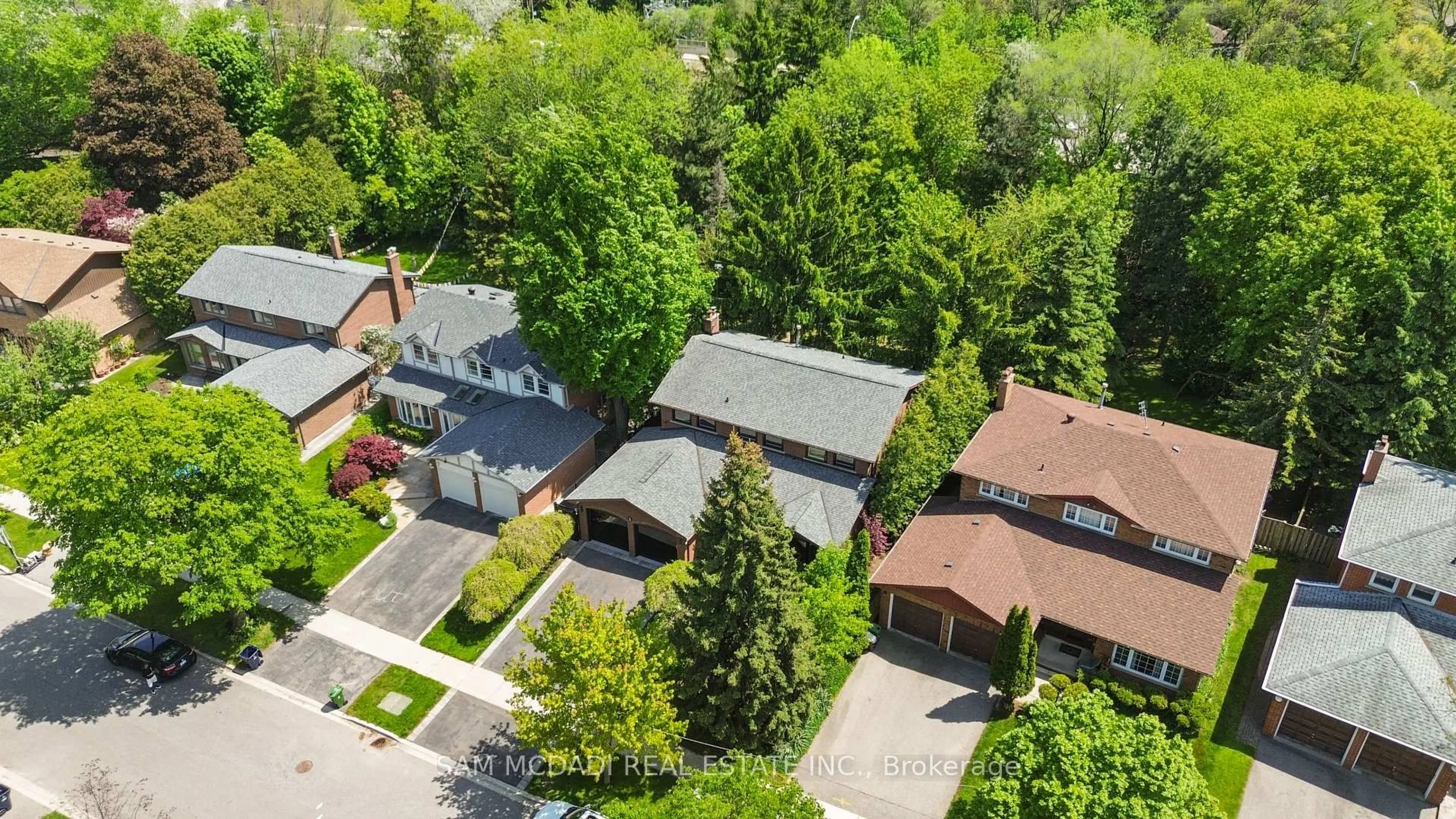 A pic from outside/outdoor area/front of a property/back of a property/a pic from drone, street for 5 Canterbury Cres, Toronto Ontario M9A 5A4
