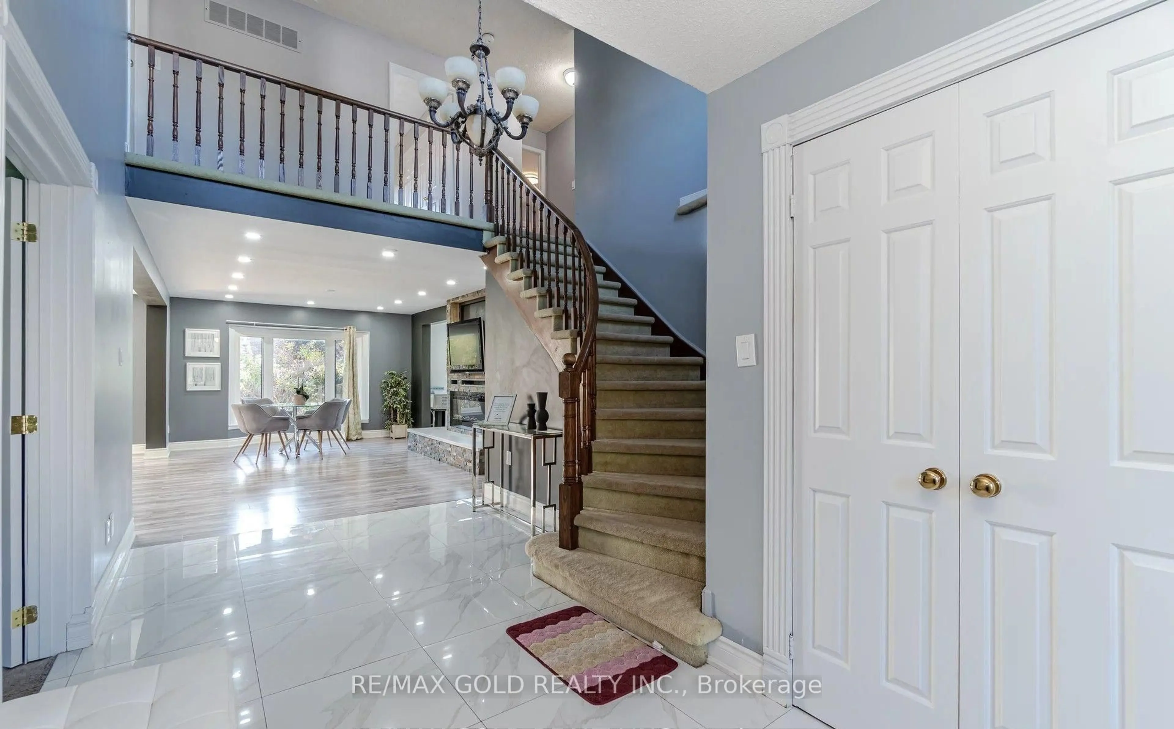 Indoor foyer for 21 Nottingham Cres, Brampton Ontario L6S 4G3