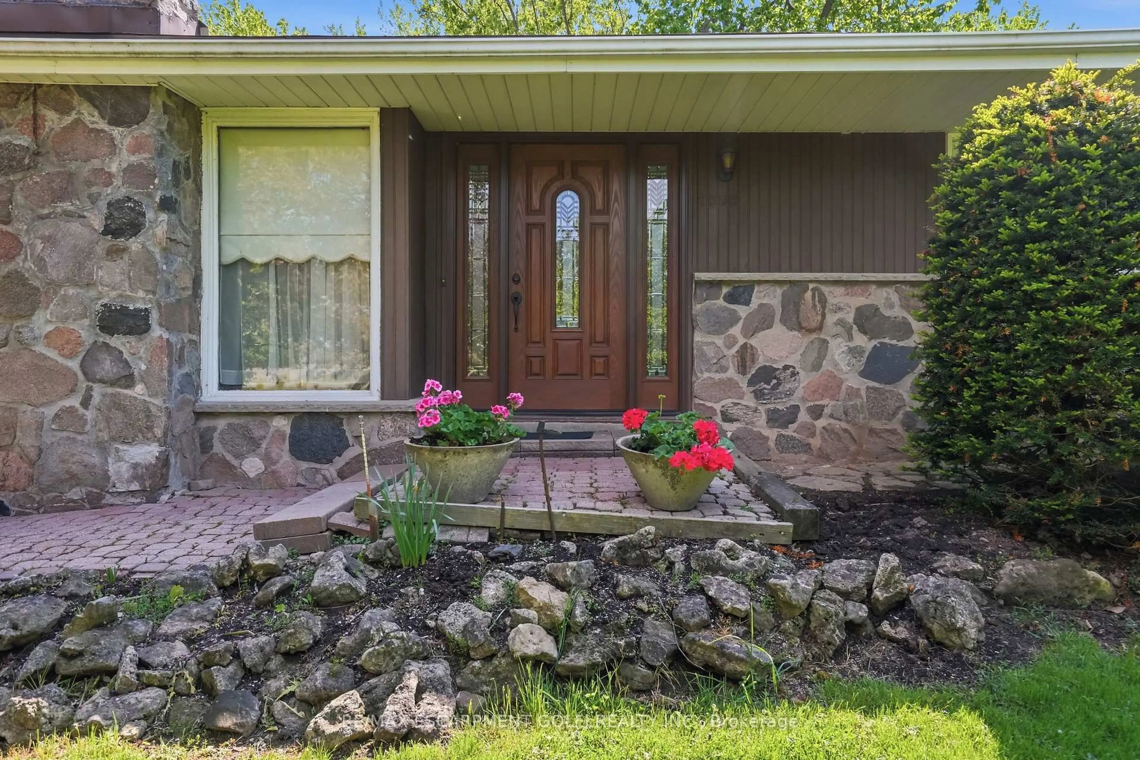 Indoor entryway for 7696 Old Tremaine Rd, Milton Ontario L9E 1B6