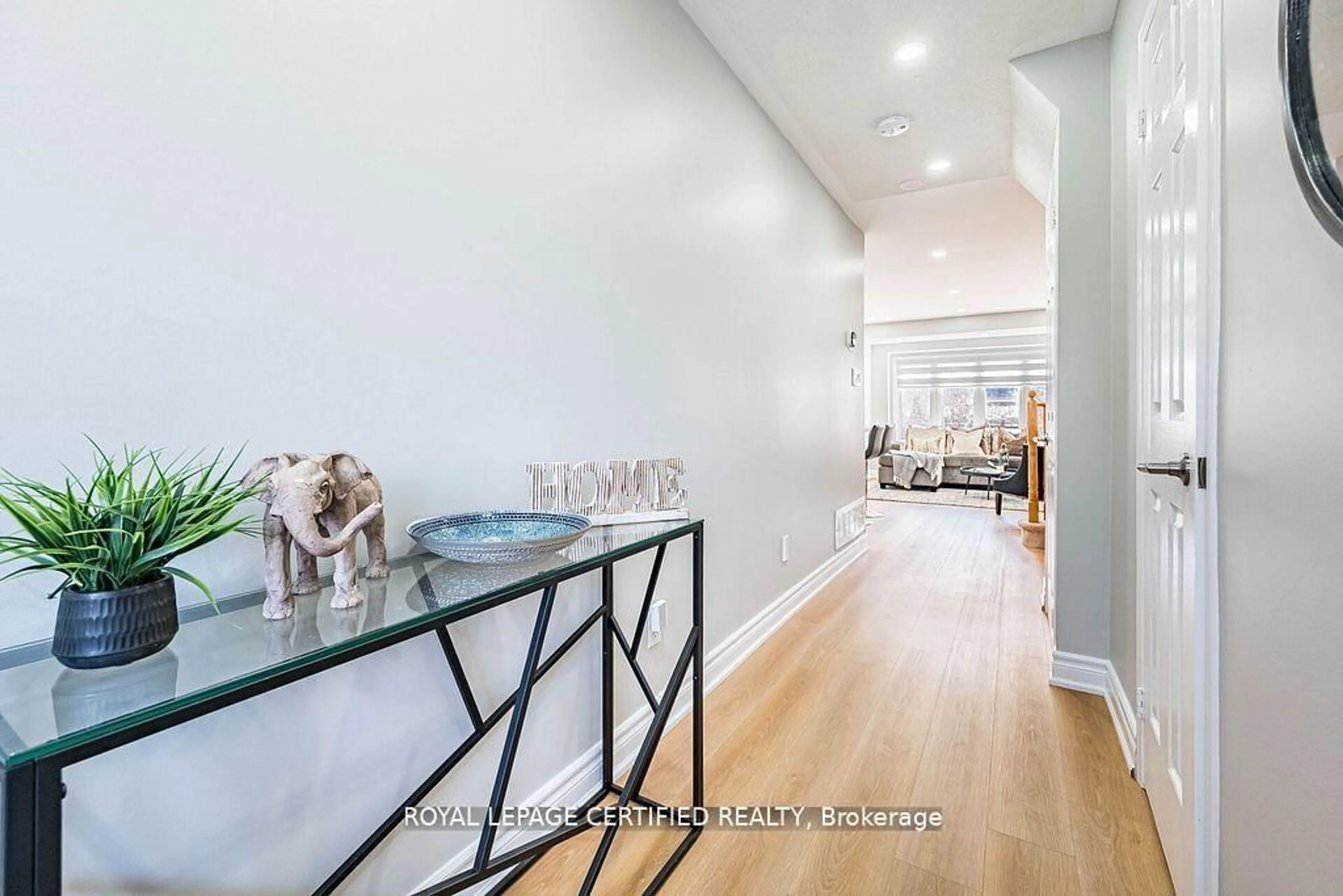 Indoor entryway for 20 Harding St, Halton Hills Ontario L7G 6B1