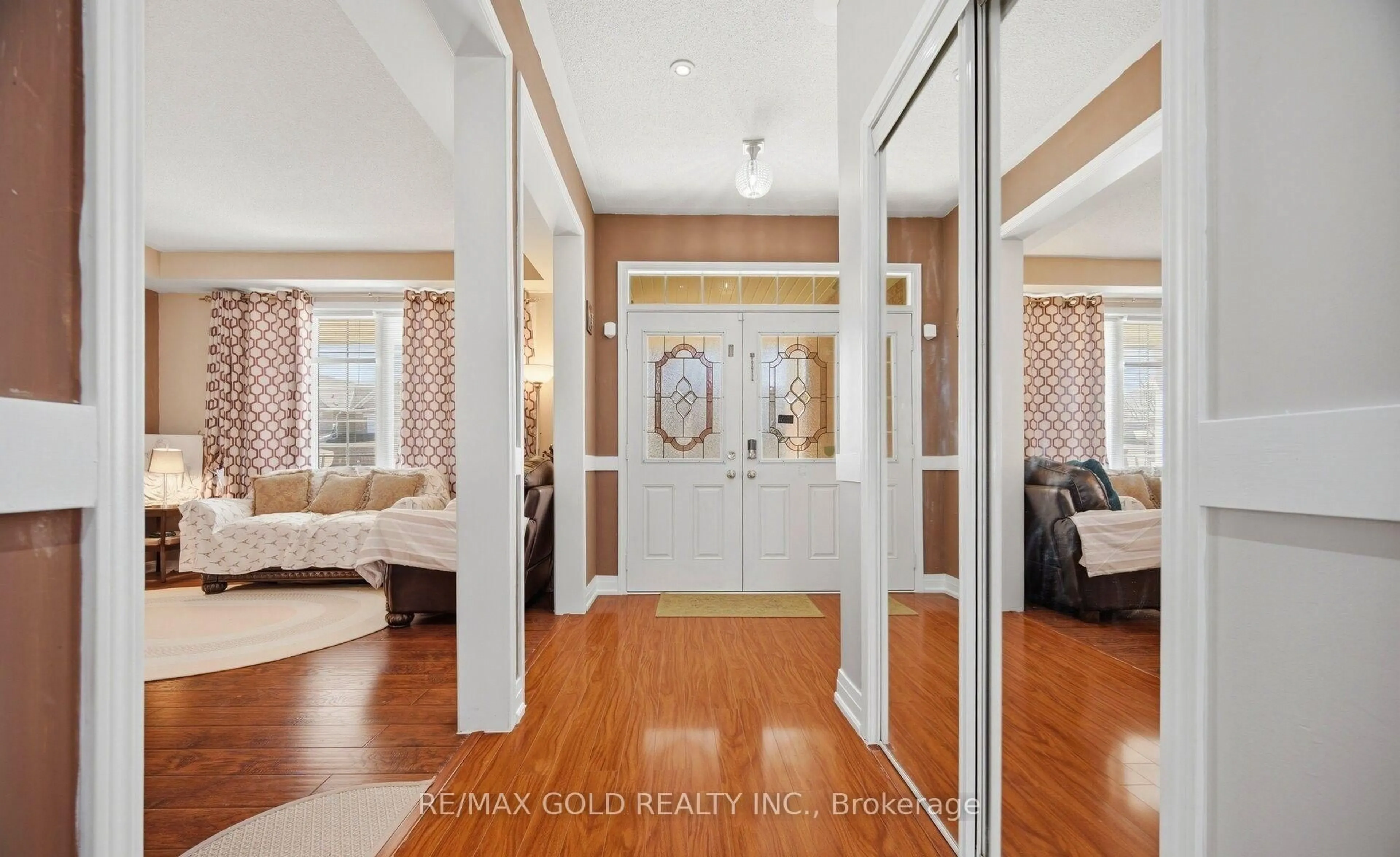 Indoor entryway for 28 Latania Blvd, Brampton Ontario L6P 1S9