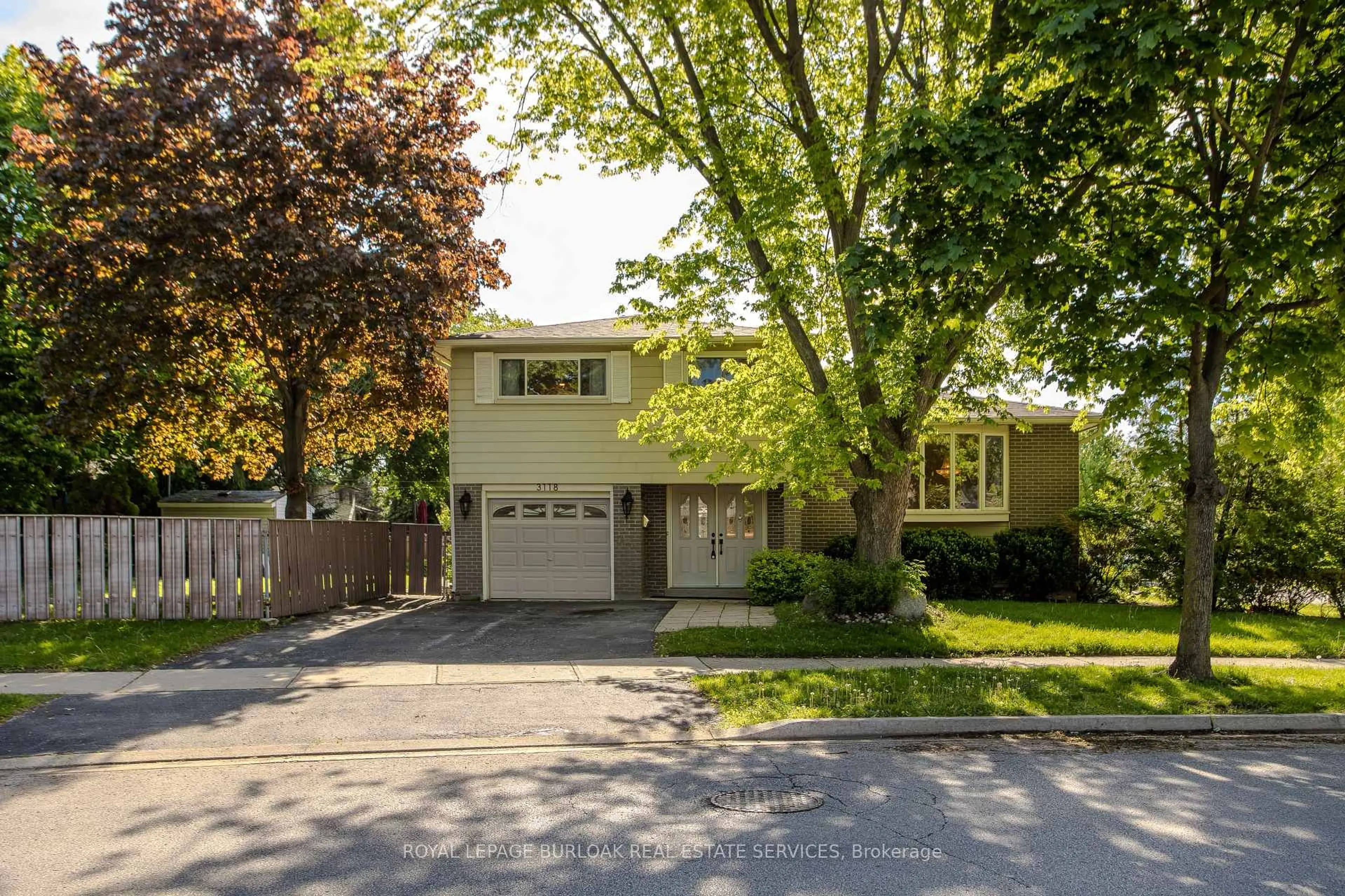 Home with vinyl exterior material, street for 3118 Centennial Dr, Burlington Ontario L7M 1B9