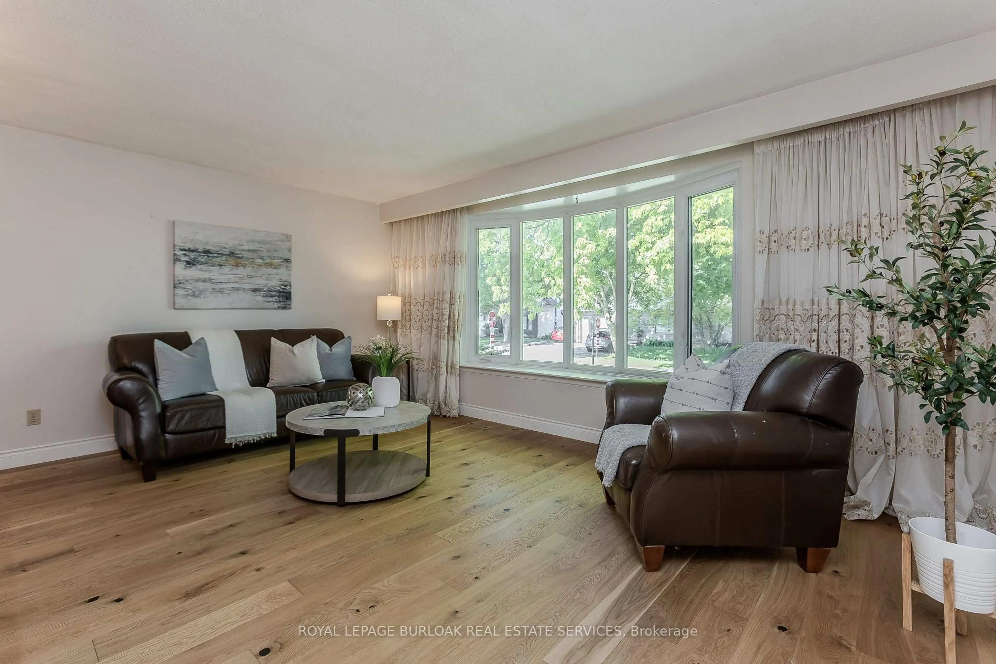 Living room with furniture, wood/laminate floor for 3118 Centennial Dr, Burlington Ontario L7M 1B9