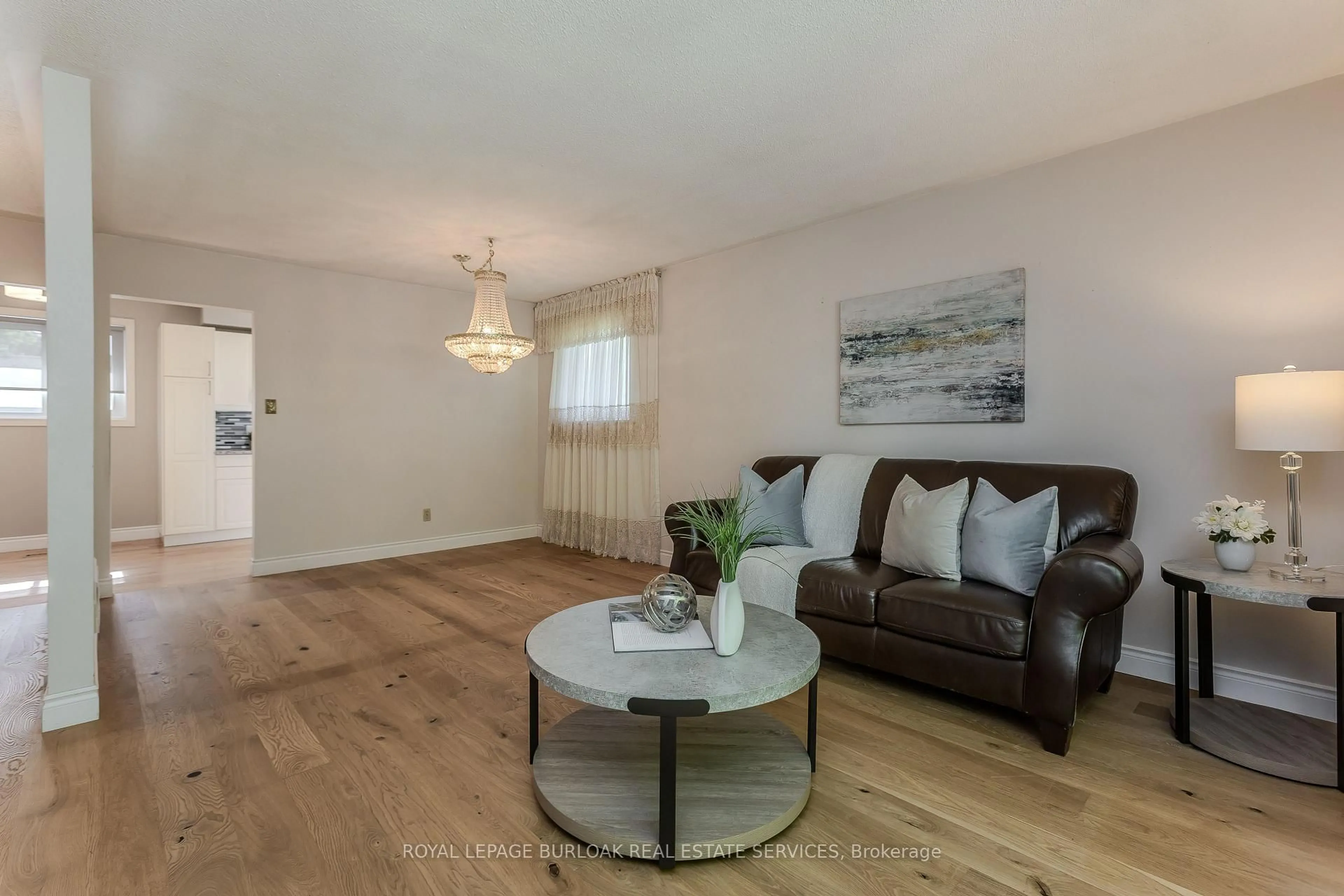 Living room with furniture, wood/laminate floor for 3118 Centennial Dr, Burlington Ontario L7M 1B9