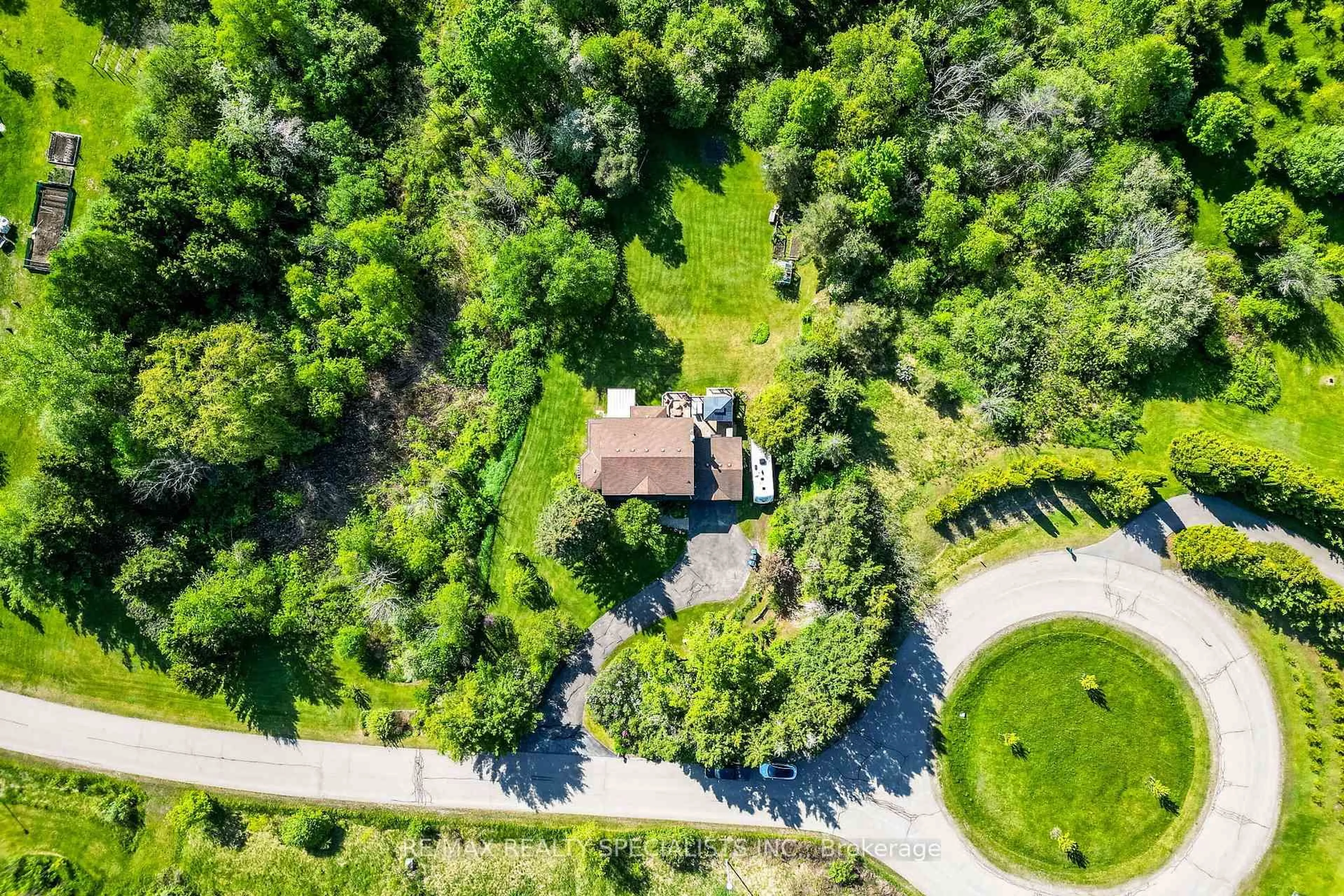 A pic from outside/outdoor area/front of a property/back of a property/a pic from drone, street for 9 Mccartney Dr, Caledon Ontario L7C 0B7
