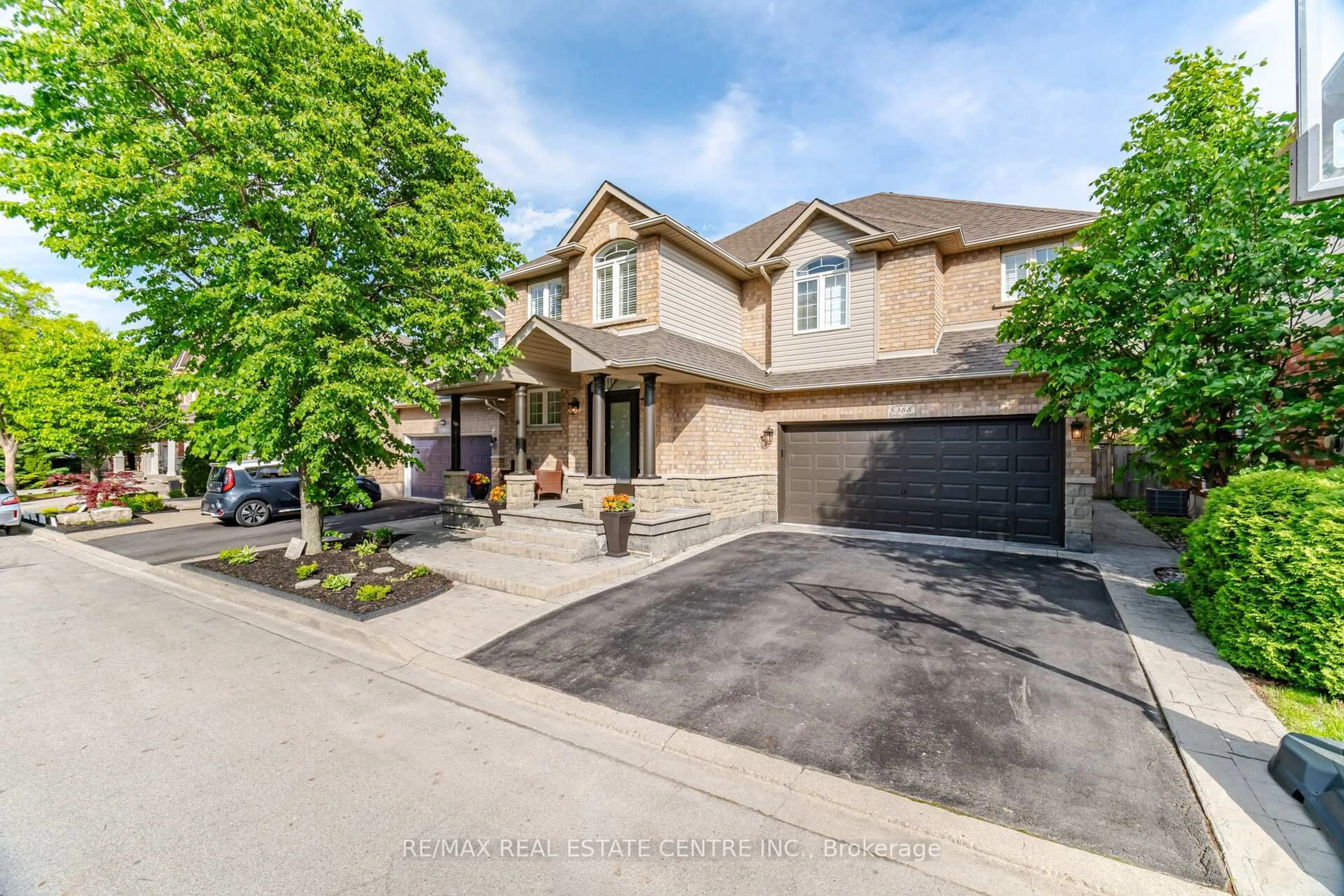 A pic from outside/outdoor area/front of a property/back of a property/a pic from drone, street for 5388 Kindos St, Burlington Ontario L7L 7M6