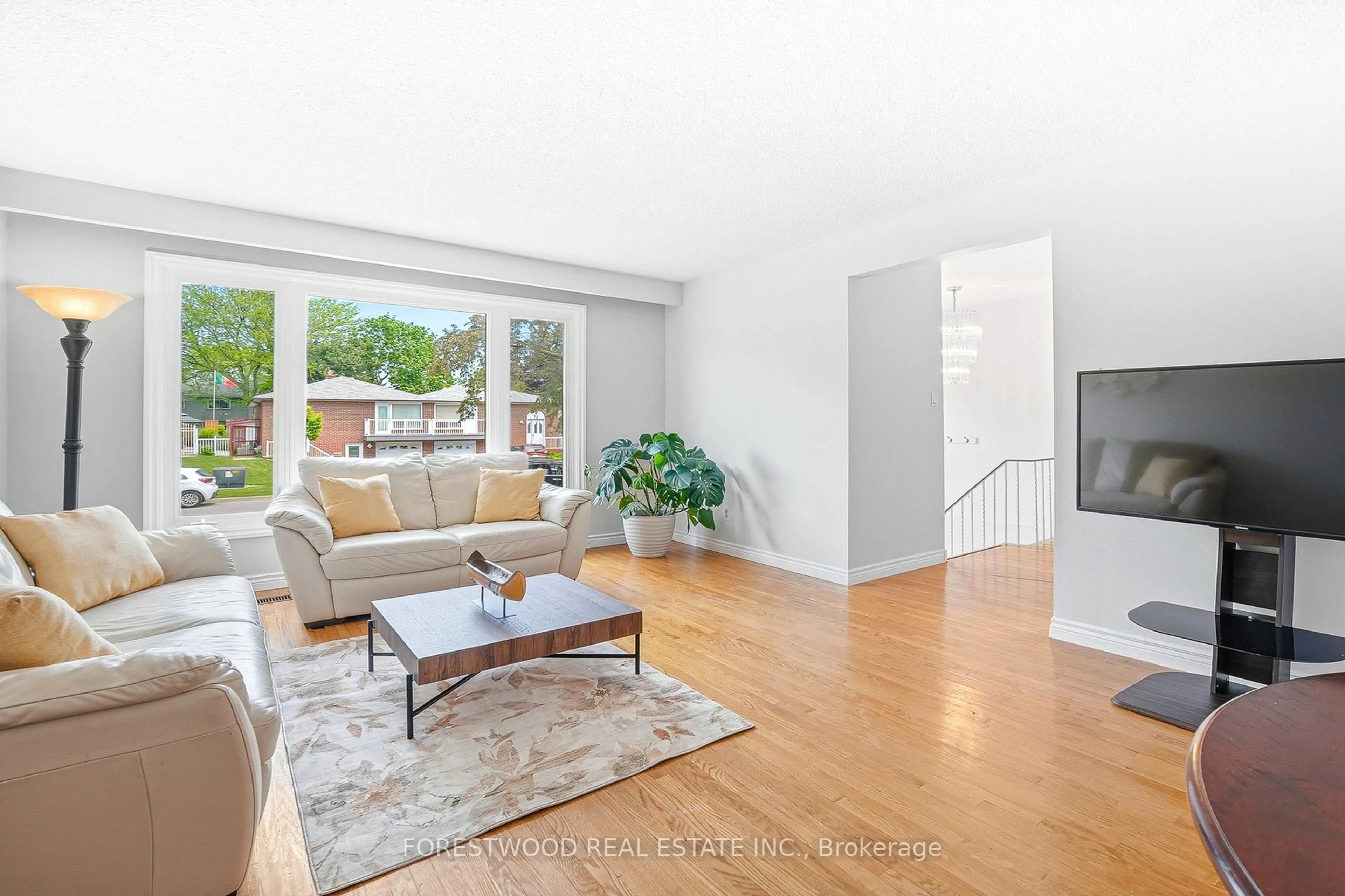 Living room with furniture, unknown for 69 Surbray Grve, Mississauga Ontario L5B 2E2