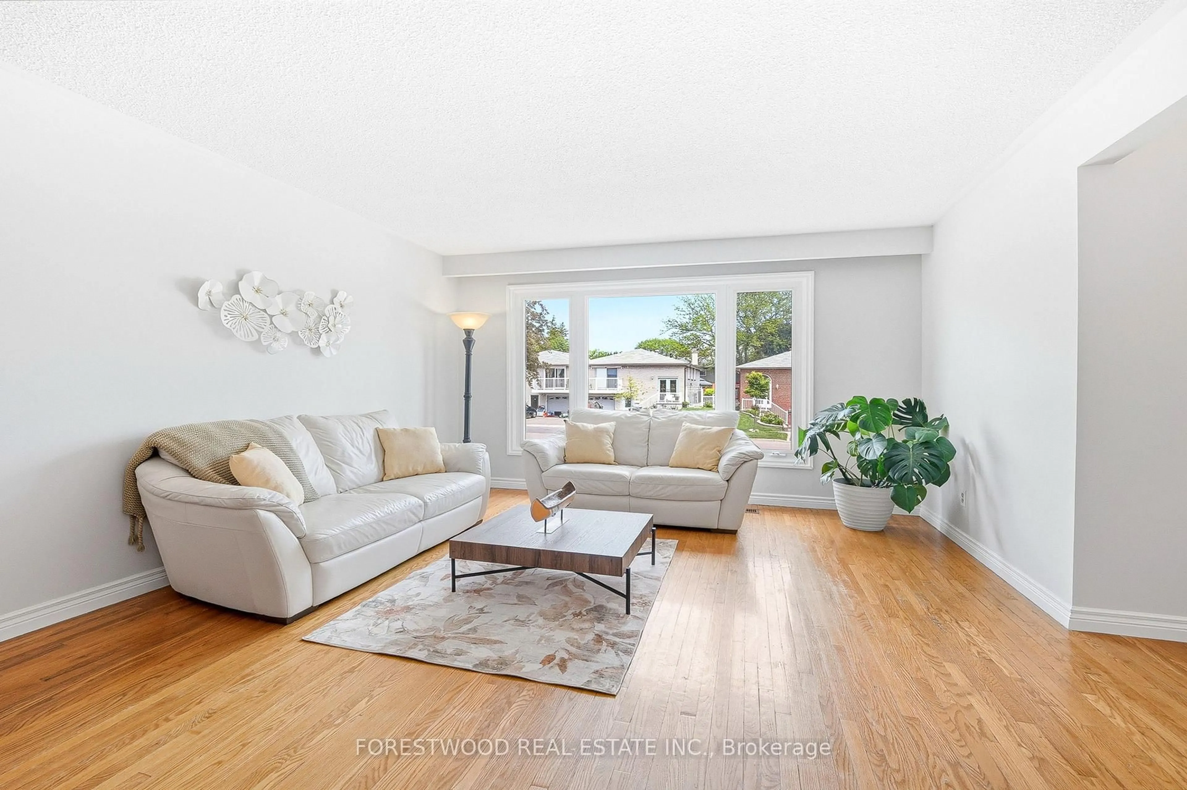Living room with furniture, unknown for 69 Surbray Grve, Mississauga Ontario L5B 2E2