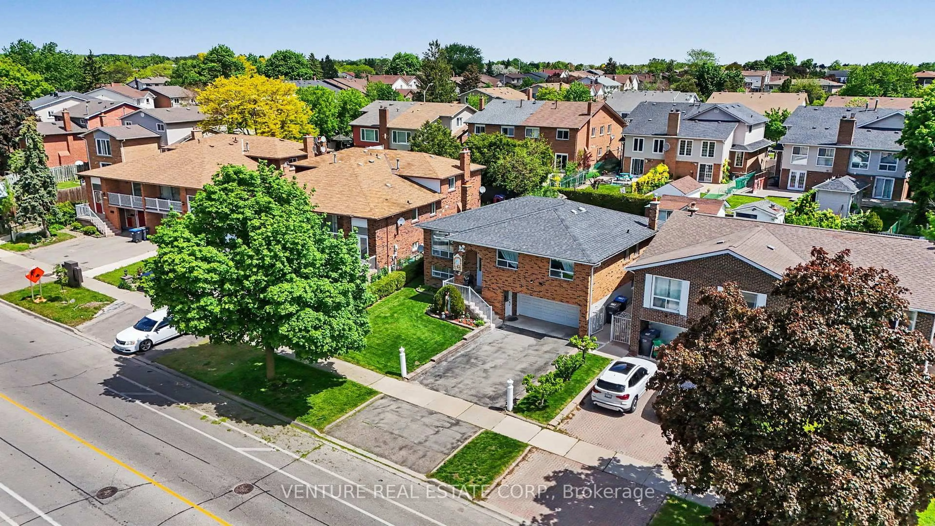 A pic from outside/outdoor area/front of a property/back of a property/a pic from drone, street for 346 Centre St, Brampton Ontario L6V 3B5