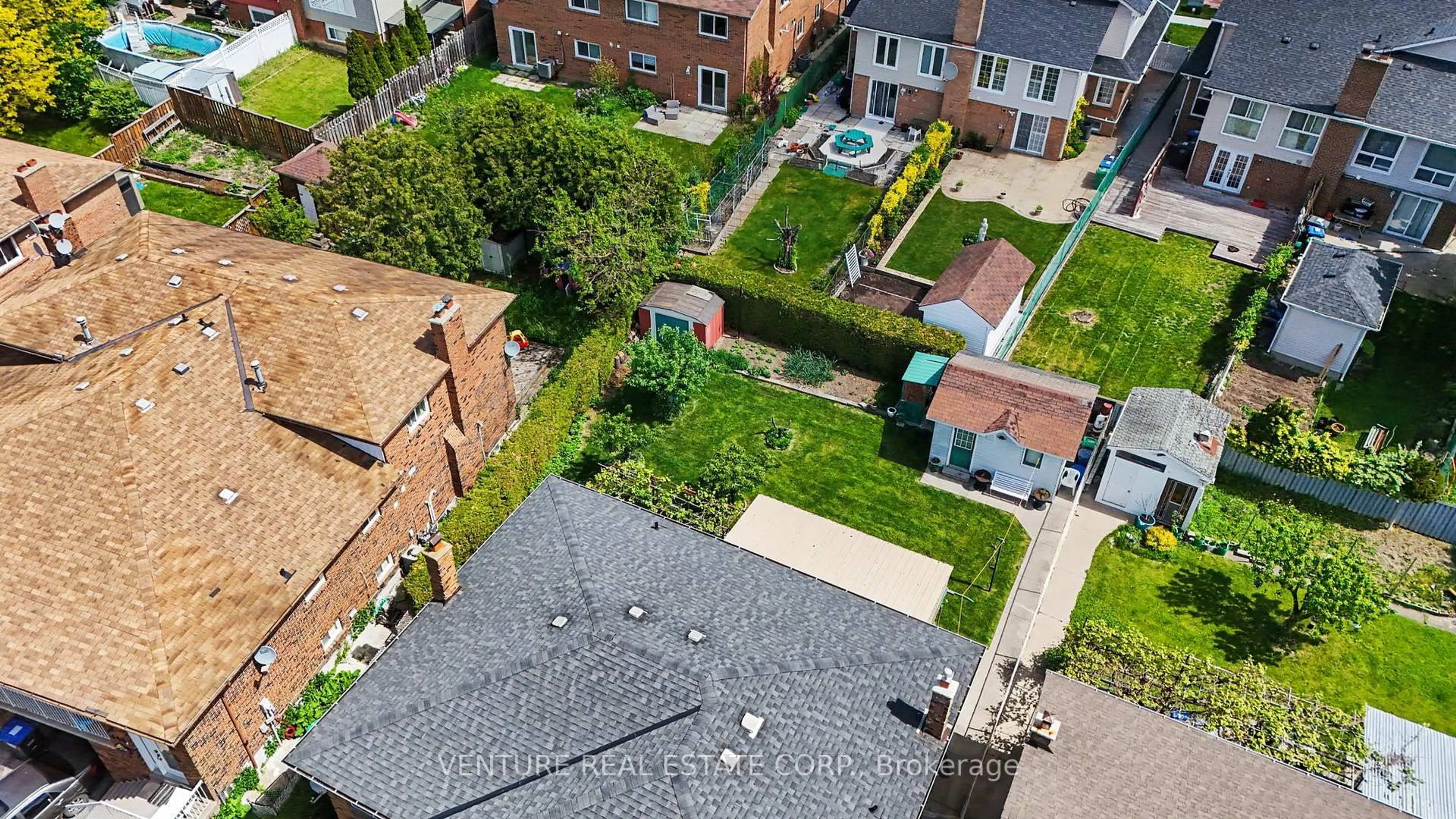 A pic from outside/outdoor area/front of a property/back of a property/a pic from drone, street for 346 Centre St, Brampton Ontario L6V 3B5