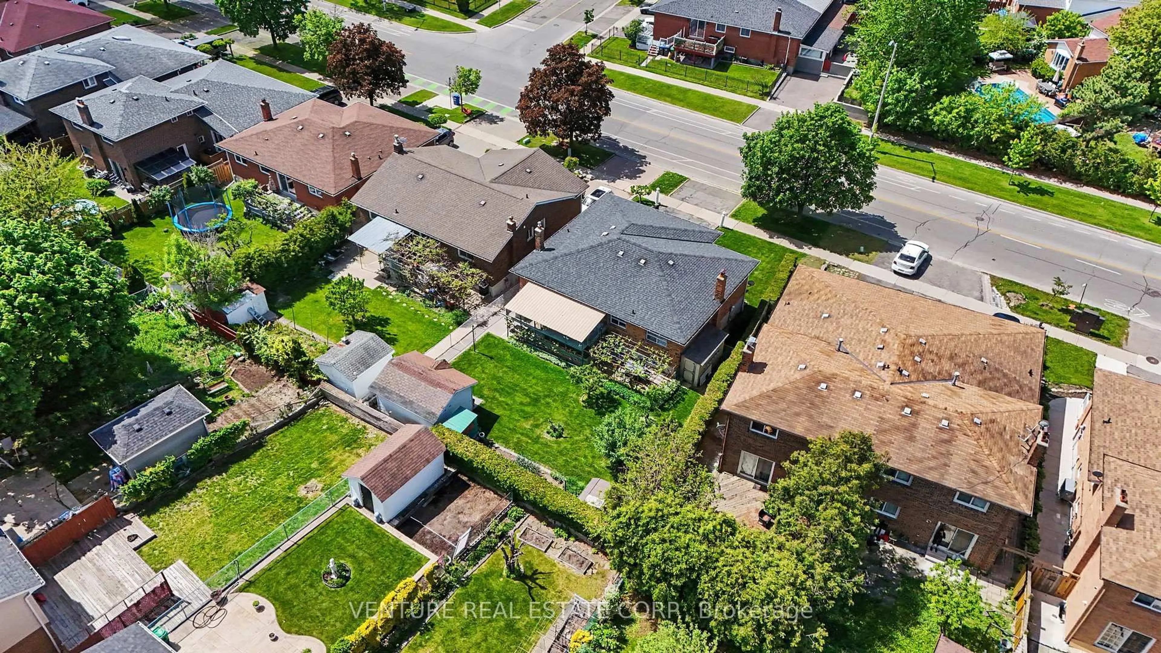 A pic from outside/outdoor area/front of a property/back of a property/a pic from drone, street for 346 Centre St, Brampton Ontario L6V 3B5