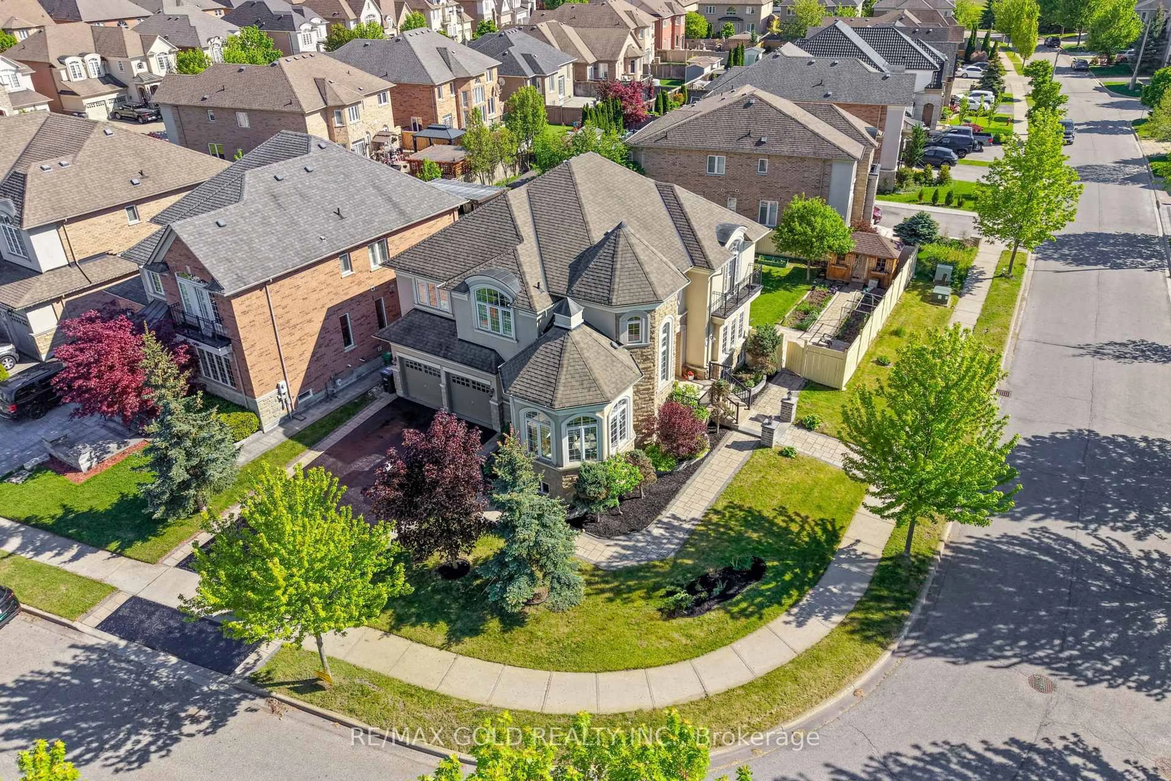 A pic from outside/outdoor area/front of a property/back of a property/a pic from drone, street for 18 Hampton Springs Dr, Brampton Ontario L6P 2W4