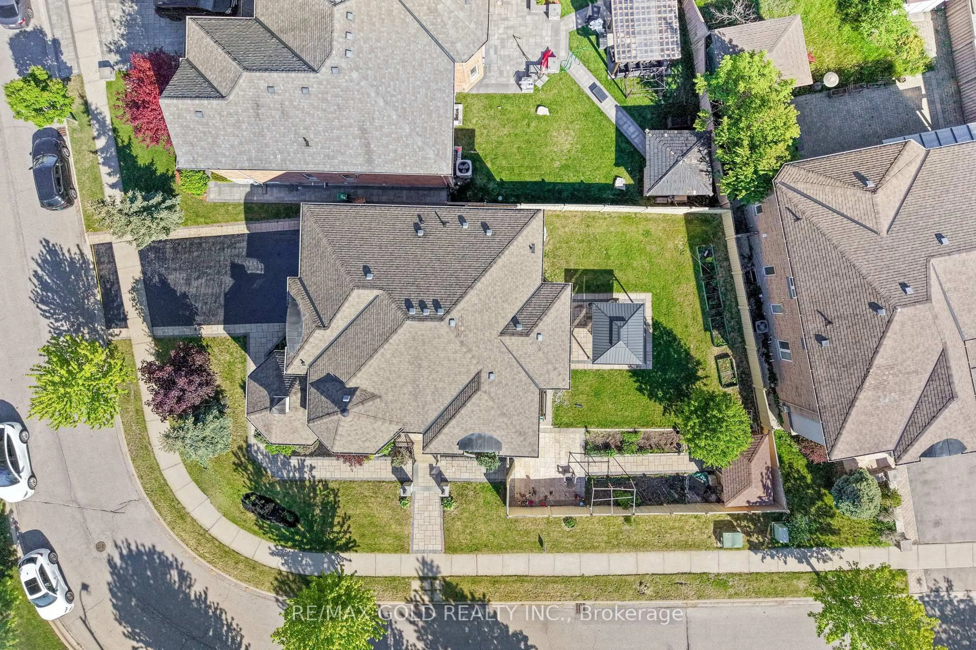 A pic from outside/outdoor area/front of a property/back of a property/a pic from drone, street for 18 Hampton Springs Dr, Brampton Ontario L6P 2W4