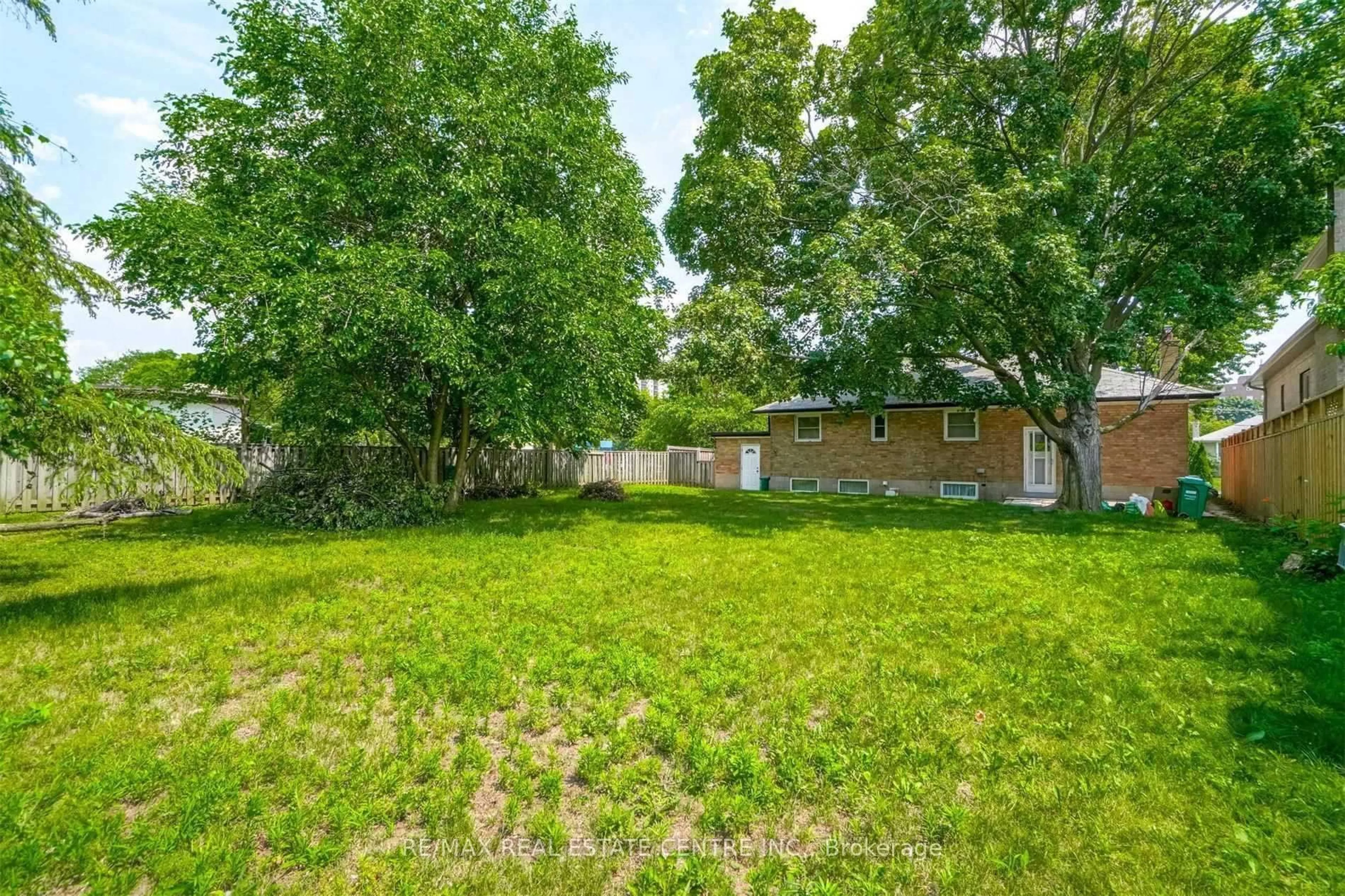 A pic from outside/outdoor area/front of a property/back of a property/a pic from drone, street for 81 Dunbar Rd, Mississauga Ontario L5B 1G5