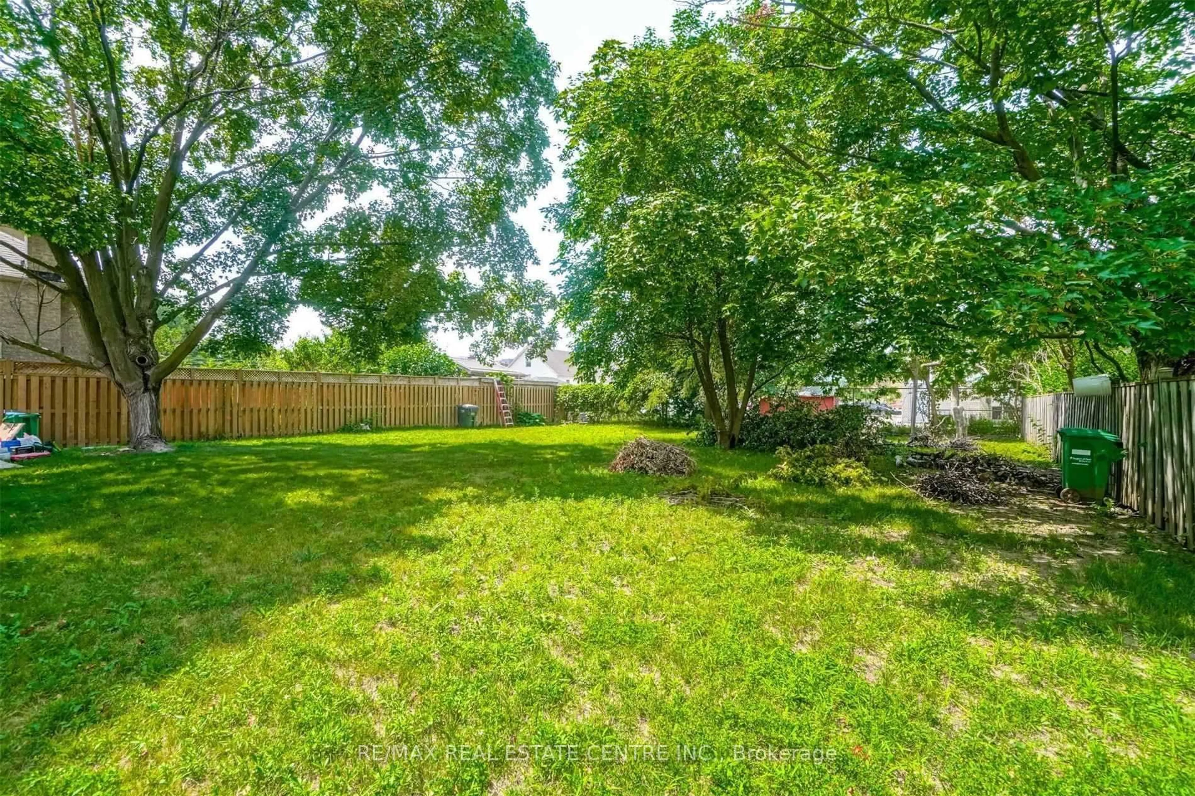Patio, forest/trees view for 81 Dunbar Rd, Mississauga Ontario L5B 1G5