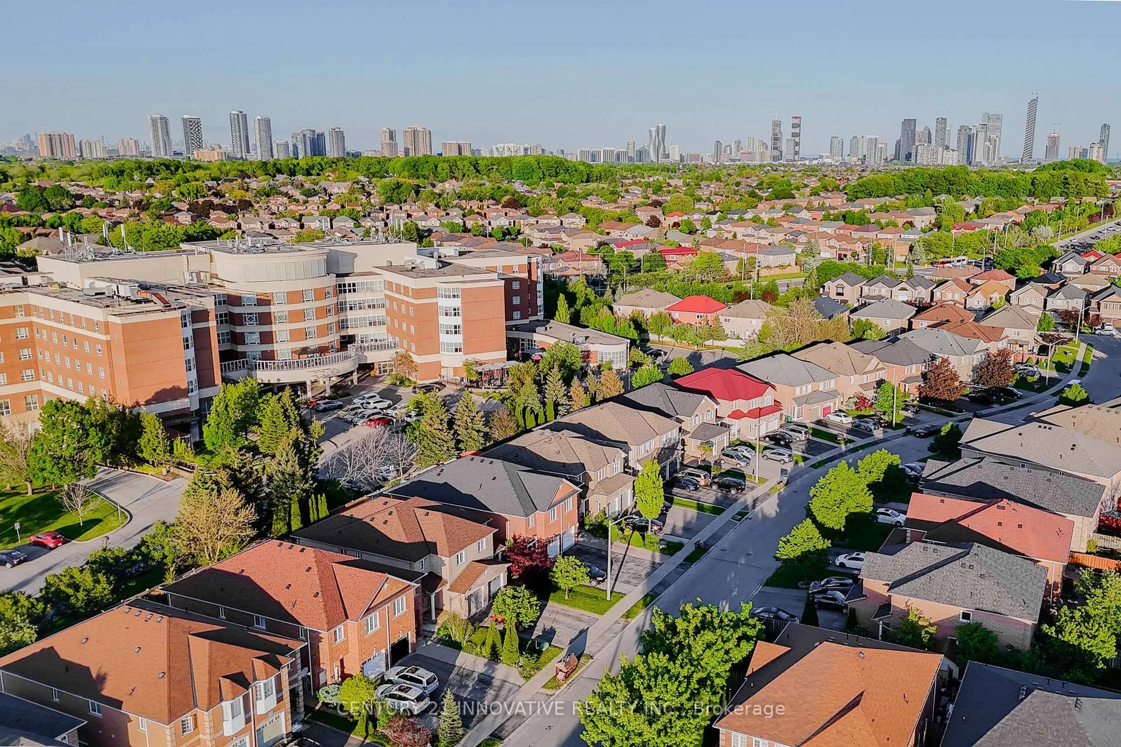 A pic from outside/outdoor area/front of a property/back of a property/a pic from drone, city buildings view from balcony for 5648 Volpe Ave, Mississauga Ontario L5V 3A6