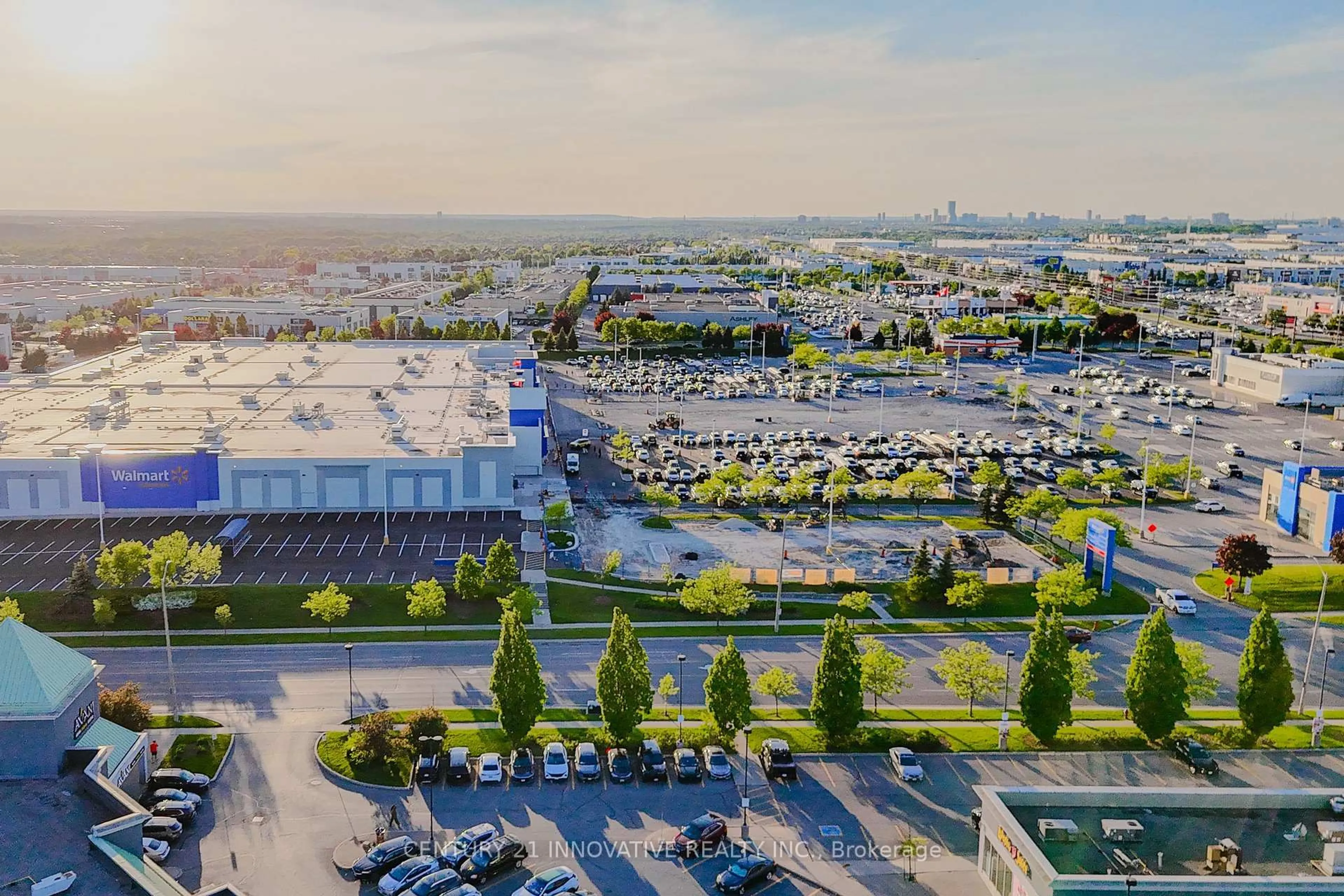 A pic from outside/outdoor area/front of a property/back of a property/a pic from drone, unknown for 5648 Volpe Ave, Mississauga Ontario L5V 3A6