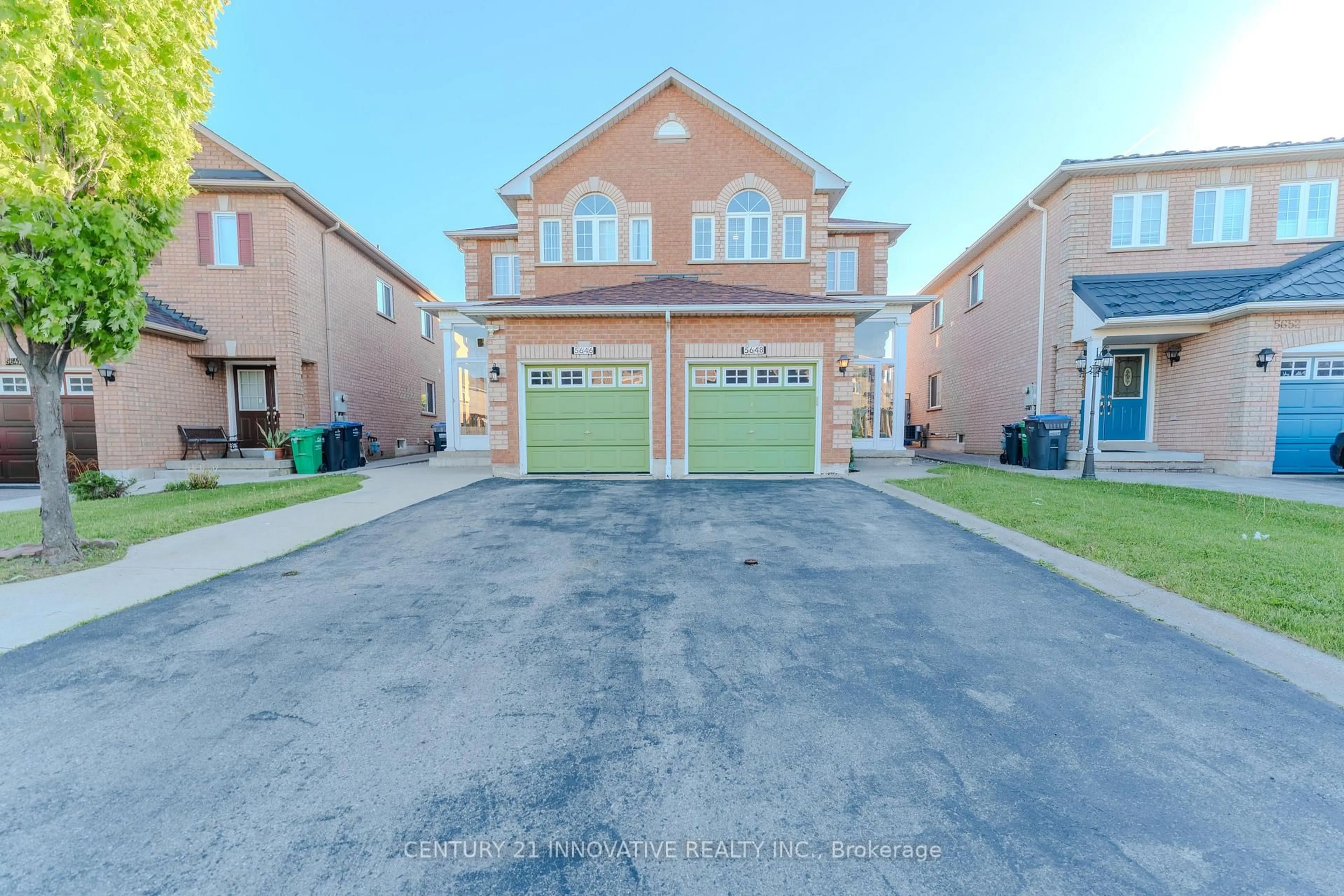 A pic from outside/outdoor area/front of a property/back of a property/a pic from drone, street for 5648 Volpe Ave, Mississauga Ontario L5V 3A6