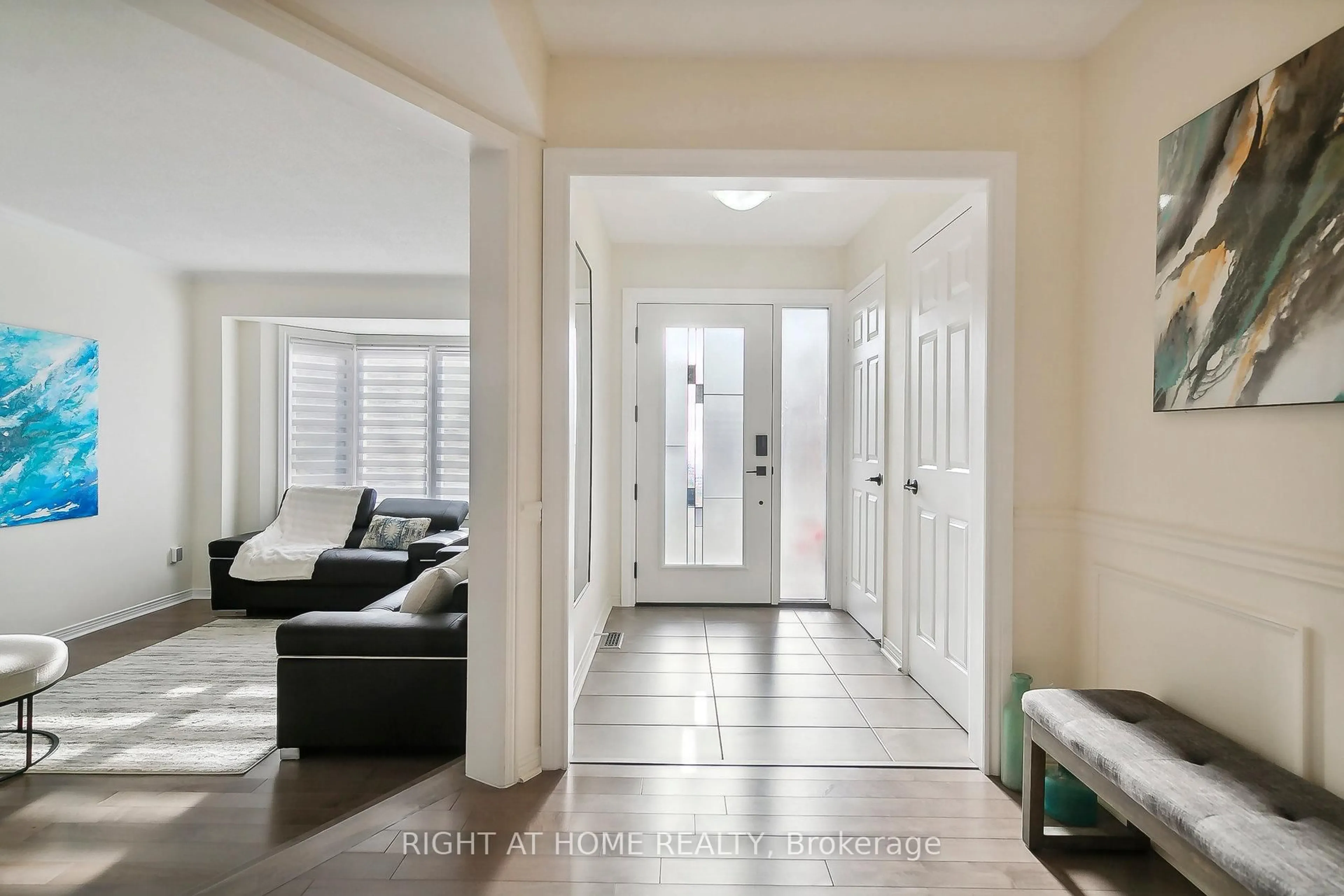 Indoor entryway for 2069 Waterbridge Dr, Burlington Ontario L7M 3W2