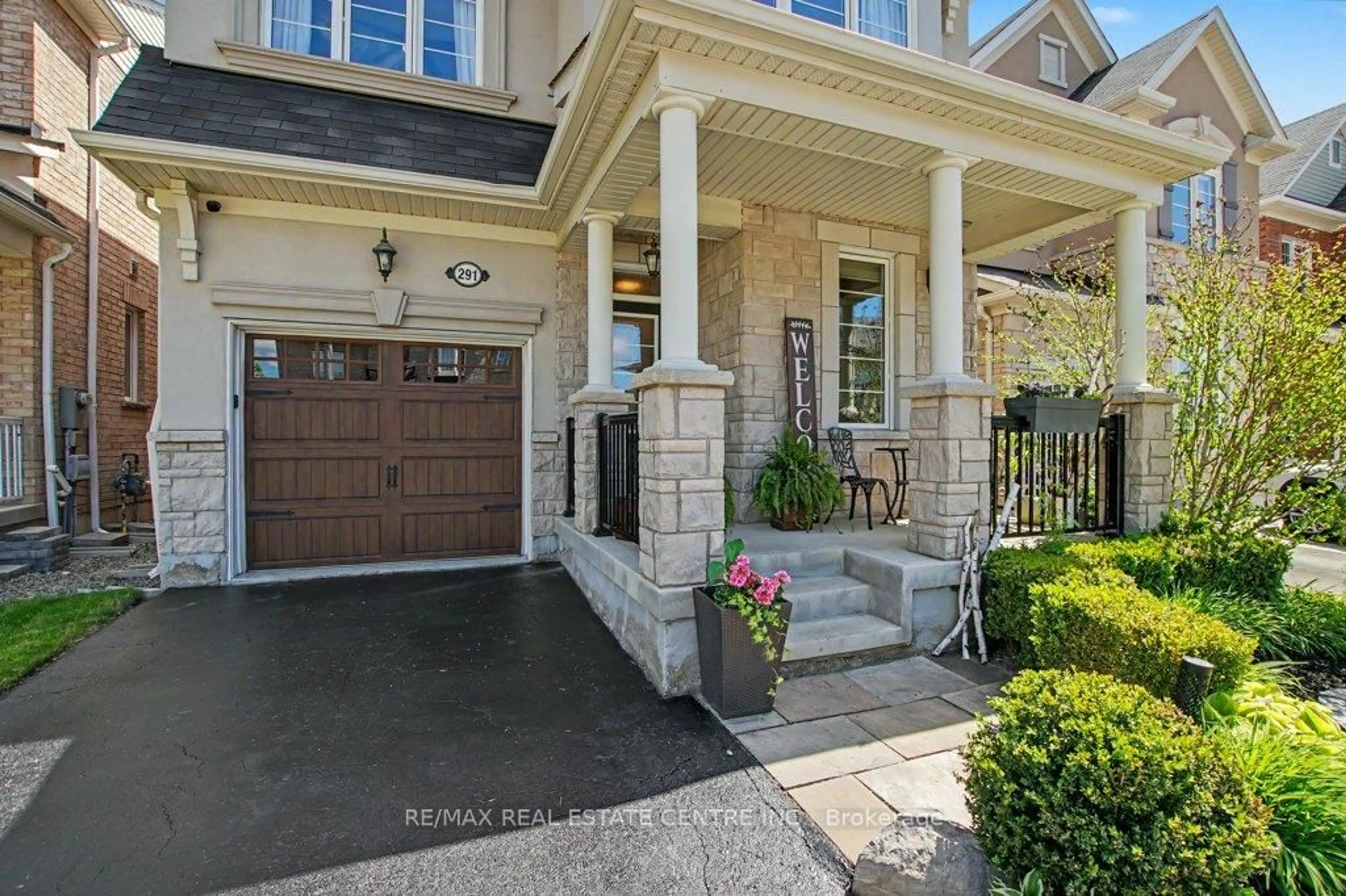 Indoor entryway for 291 Cedar Hedge Rd, Milton Ontario L9T 8Y4