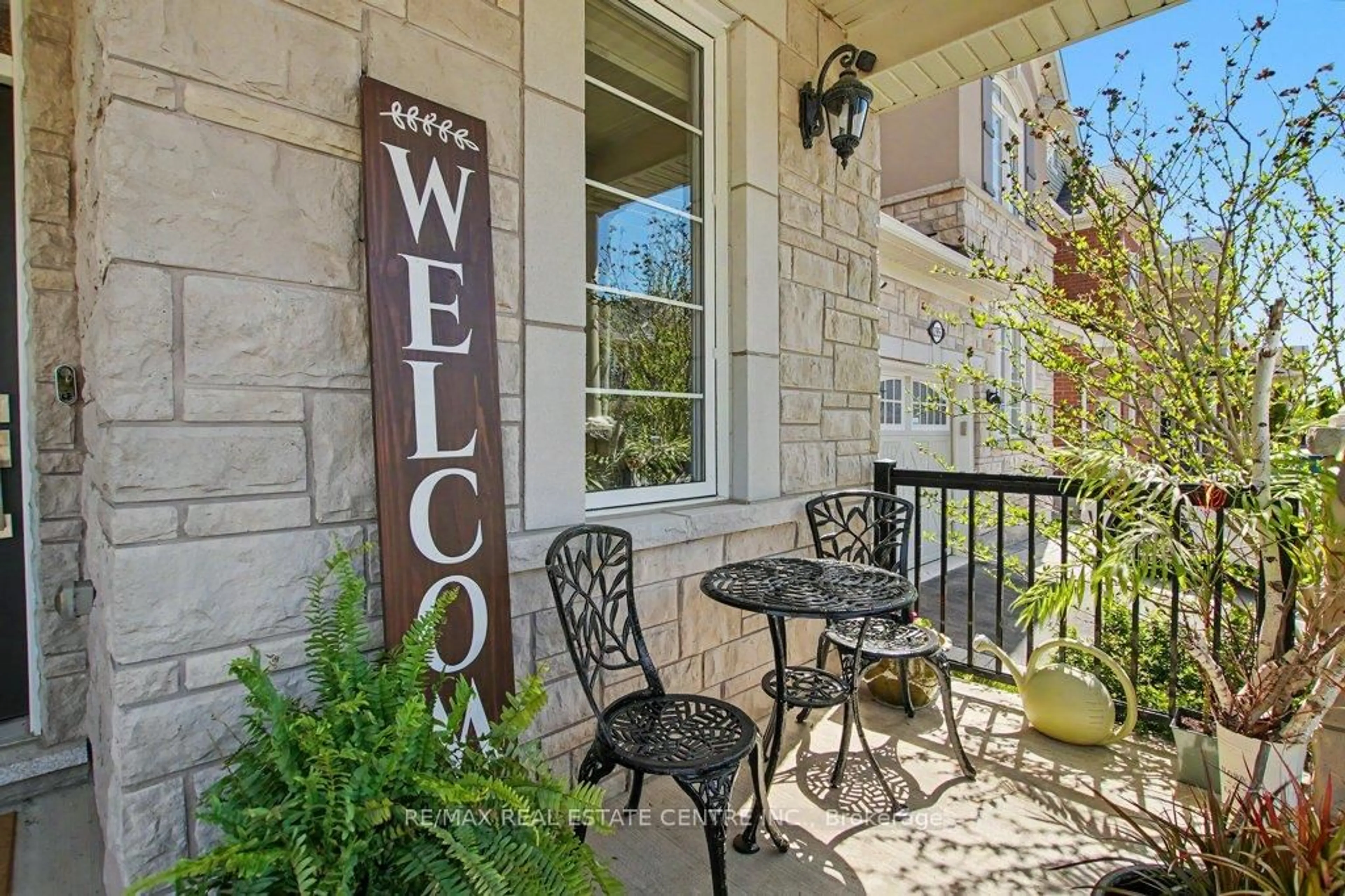 Patio, street for 291 Cedar Hedge Rd, Milton Ontario L9T 8Y4