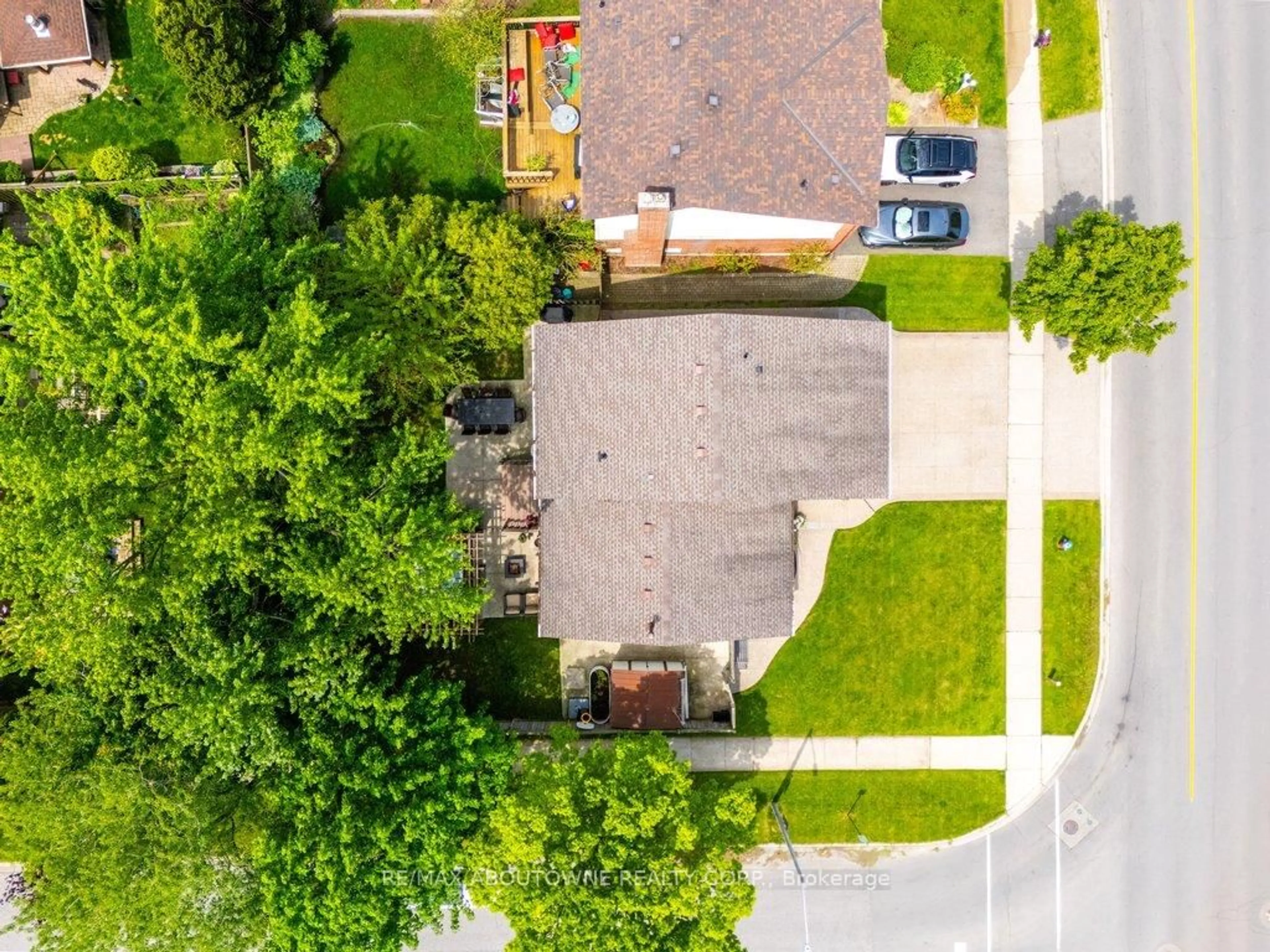 A pic from outside/outdoor area/front of a property/back of a property/a pic from drone, street for 2478 Cavendish Dr, Burlington Ontario L7P 3T9