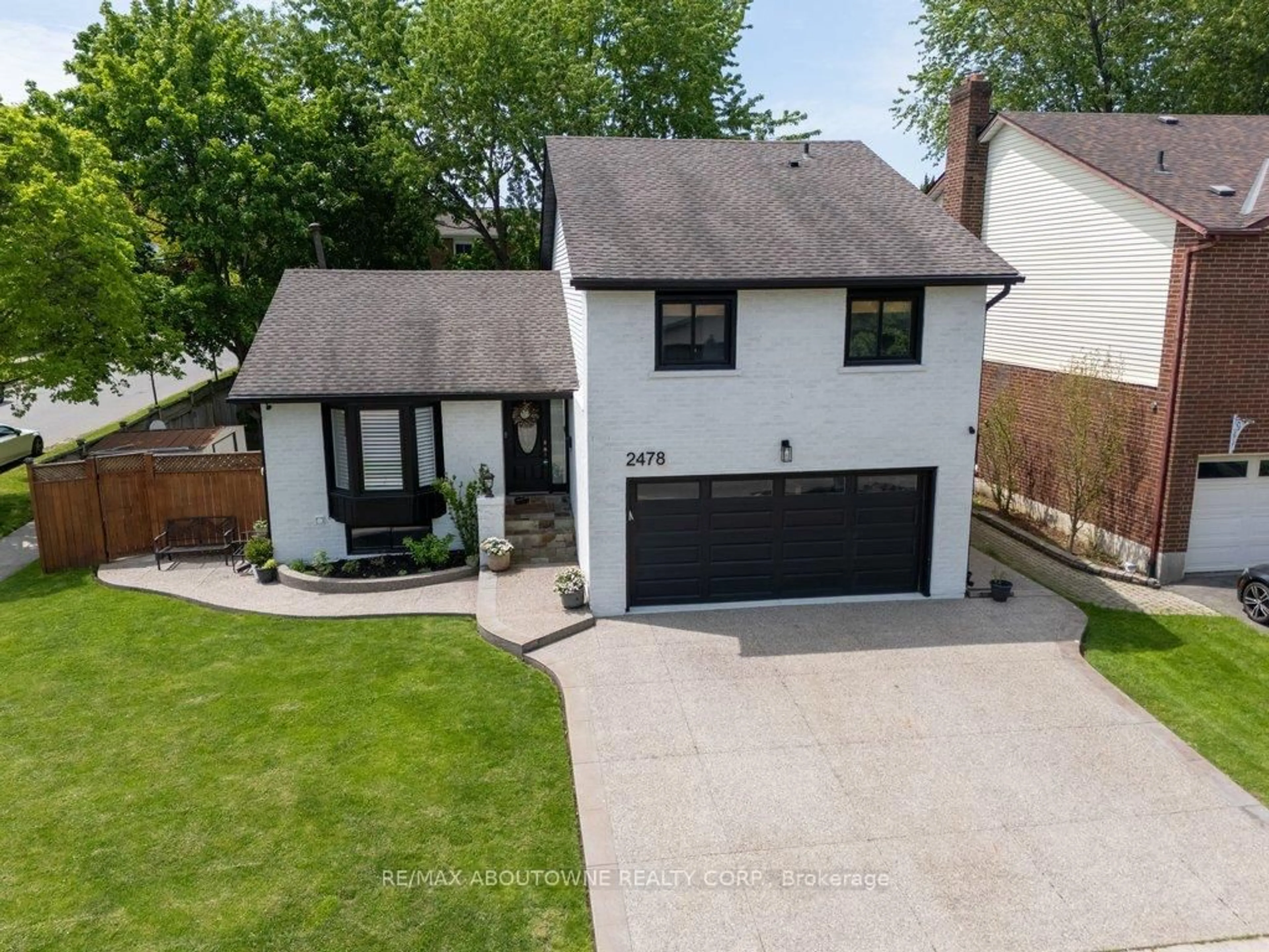 A pic from outside/outdoor area/front of a property/back of a property/a pic from drone, street for 2478 Cavendish Dr, Burlington Ontario L7P 3T9